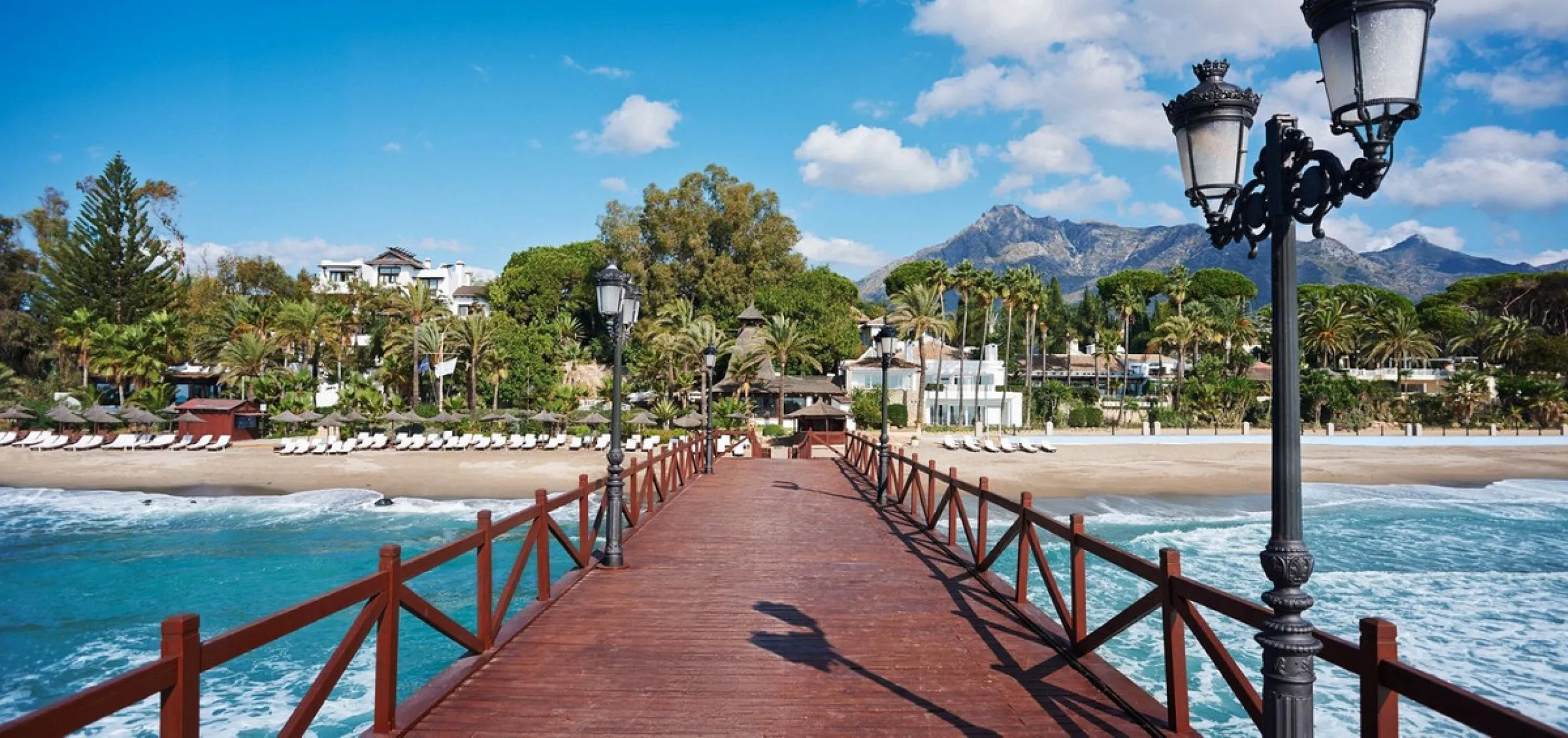 Exclusive flat in the emblematic Gran Marbella building, right in the heart of the city and on the beachfront. A unique opportunity to live just 10 metres from the Paseo Marítimo and the Fontanilla beach, surrounded by all the services, restaurants, bouti