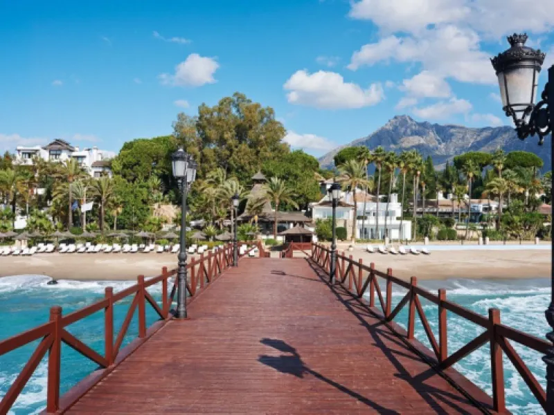 Exclusive flat in the emblematic Gran Marbella building, right in the heart of the city and on the beachfront. A unique opportunity to live just 10 metres from the Paseo Marítimo and the Fontanilla beach, surrounded by all the services, restaurants, bouti