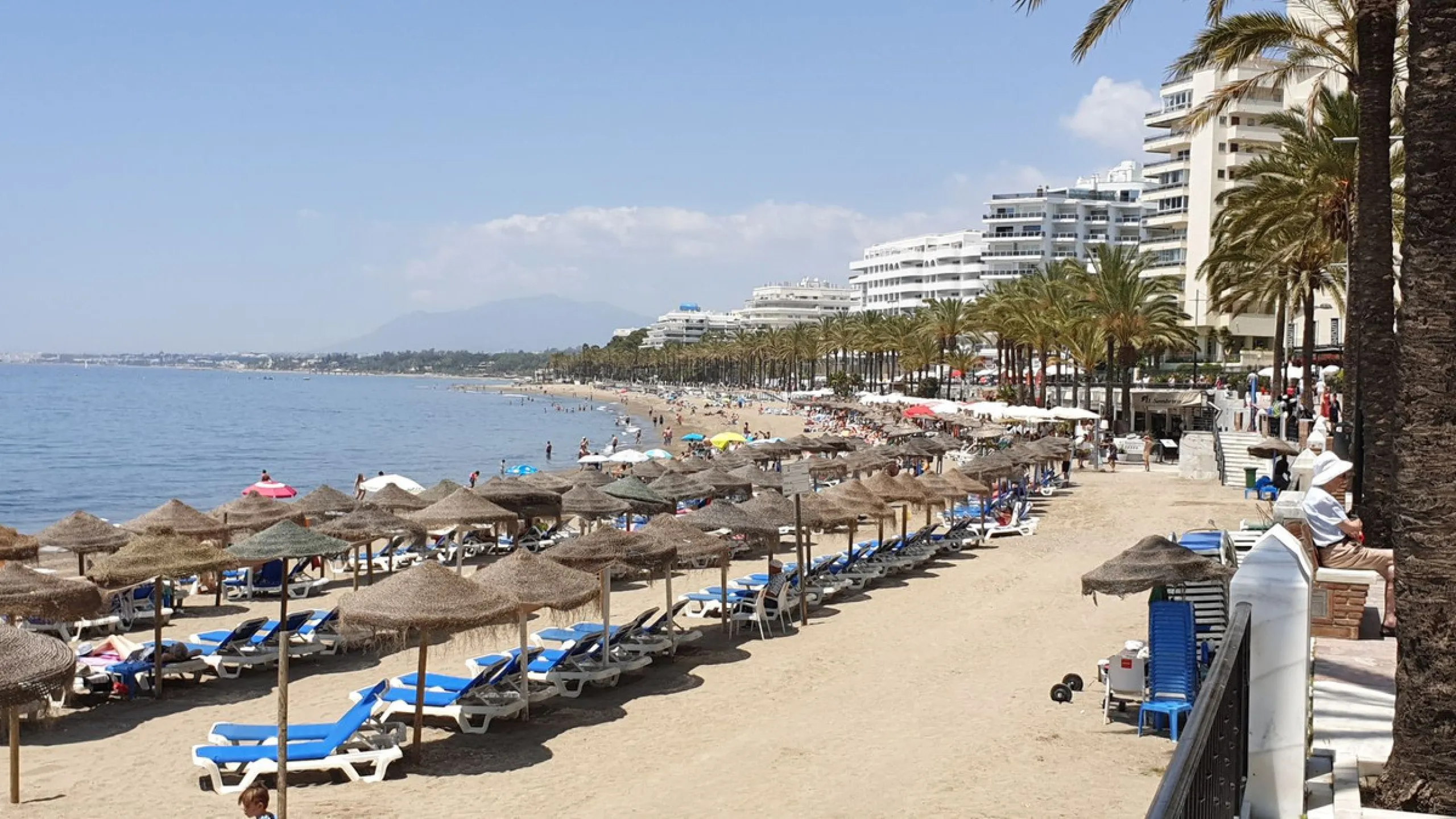 Exclusive flat in the emblematic Gran Marbella building, right in the heart of the city and on the beachfront. A unique opportunity to live just 10 metres from the Paseo Marítimo and the Fontanilla beach, surrounded by all the services, restaurants, bouti
