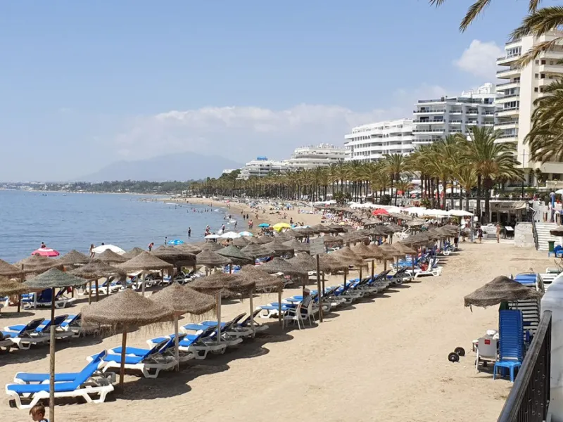 Exclusive flat in the emblematic Gran Marbella building, right in the heart of the city and on the beachfront. A unique opportunity to live just 10 metres from the Paseo Marítimo and the Fontanilla beach, surrounded by all the services, restaurants, bouti