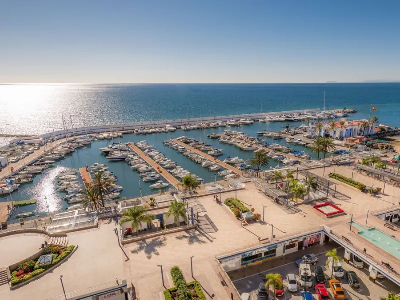 Exclusive flat in the emblematic Gran Marbella building, right in the heart of the city and on the beachfront. A unique opportunity to live just 10 metres from the Paseo Marítimo and the Fontanilla beach, surrounded by all the services, restaurants, bouti