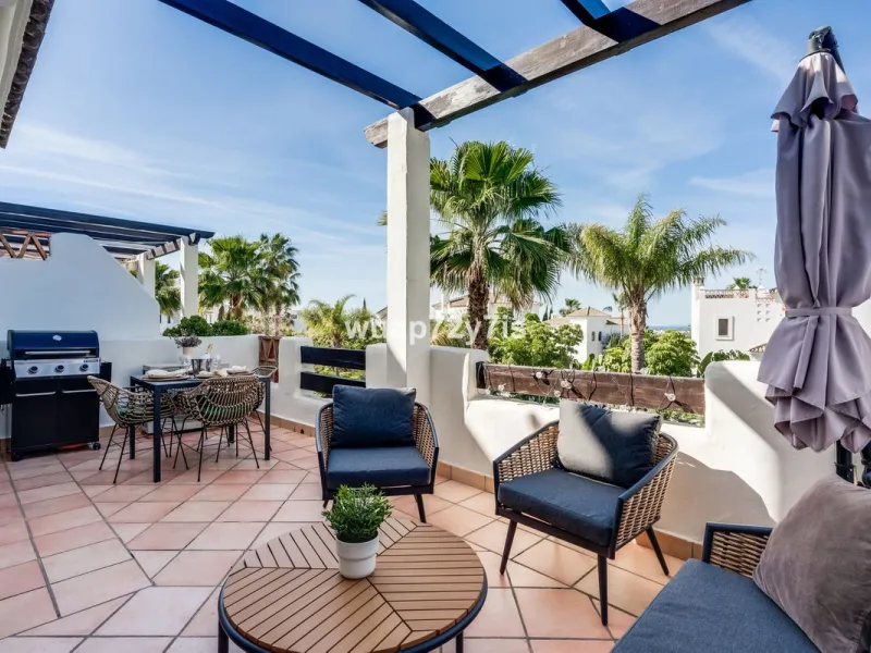 Stylish 2-Bedroom Apartment with Sea Views in Sunset Golf, Selwo, Estepona