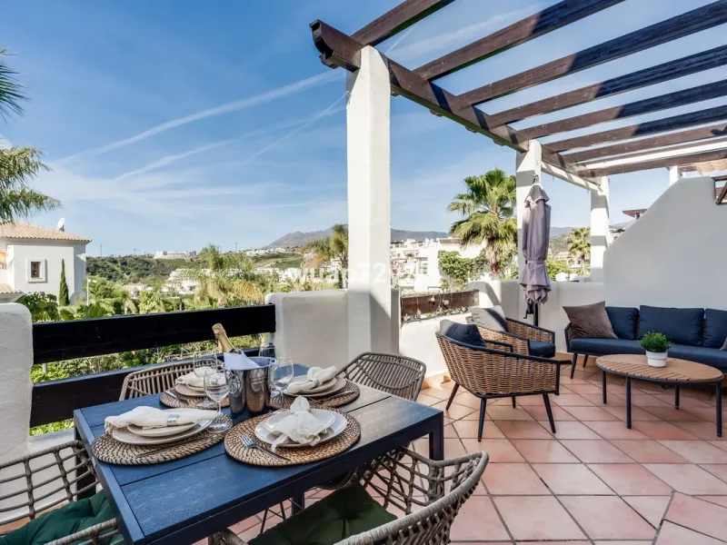 Stylish 2-Bedroom Apartment with Sea Views in Sunset Golf, Selwo, Estepona