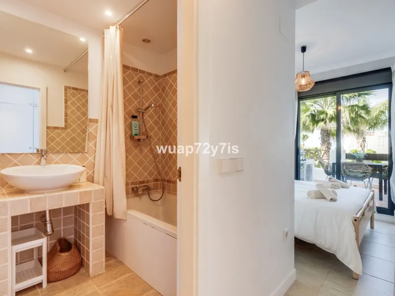 Stylish 2-Bedroom Apartment with Sea Views in Sunset Golf, Selwo, Estepona
