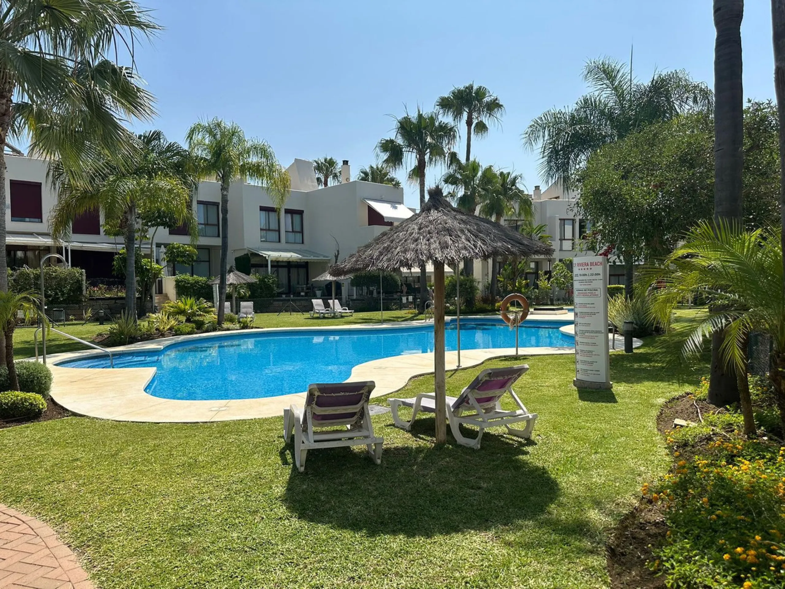 SUPERB 3 BEDROOM TOWNHOUSE - WALKING DISTANCE TO THE BEACH