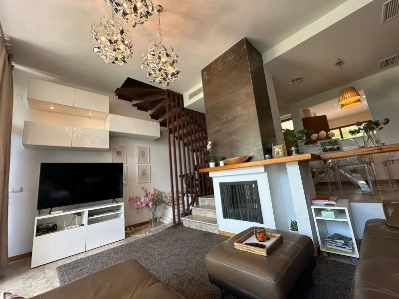 SUPERB 3 BEDROOM TOWNHOUSE - WALKING DISTANCE TO THE BEACH