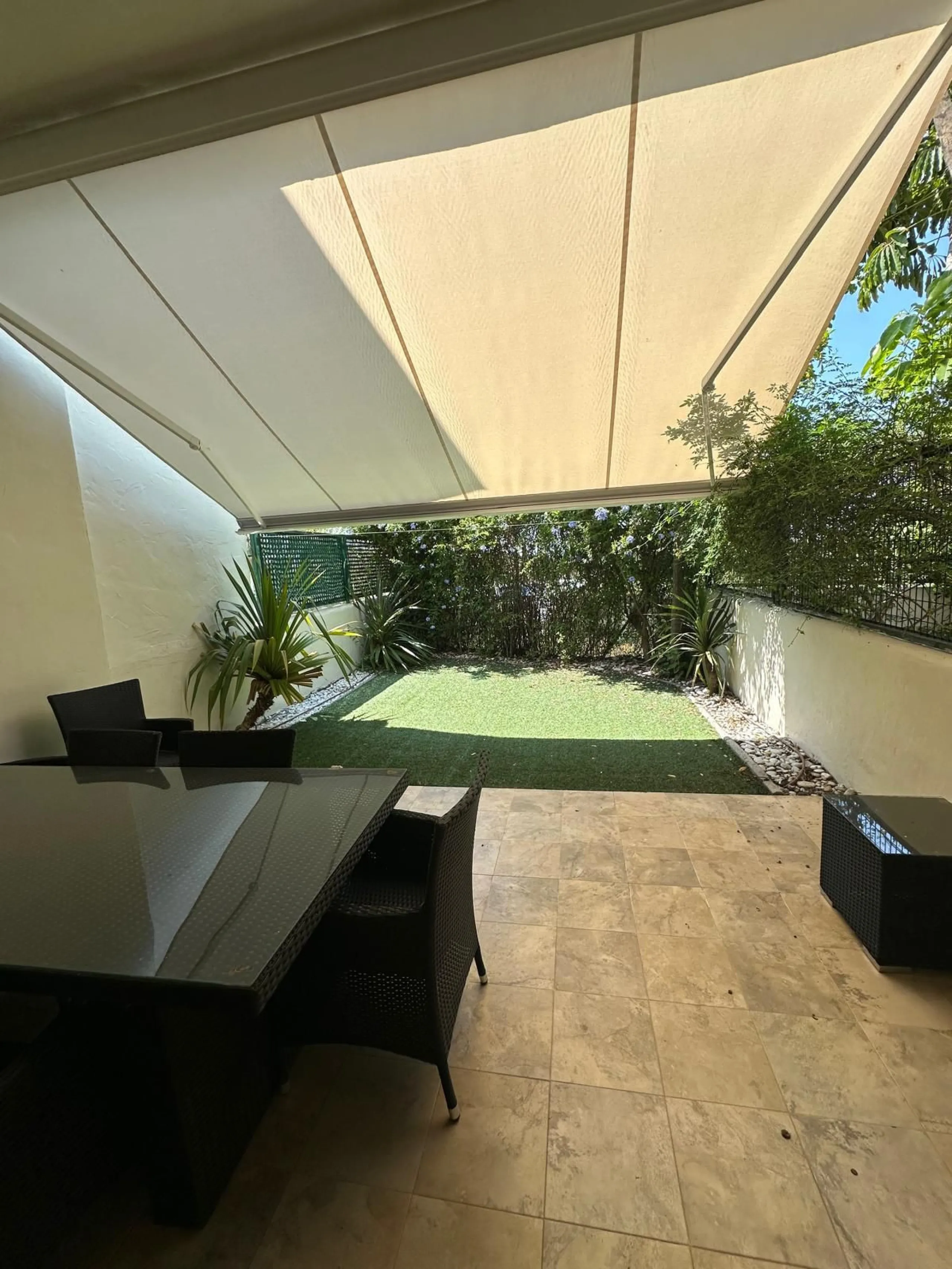 SUPERB 3 BEDROOM TOWNHOUSE - WALKING DISTANCE TO THE BEACH