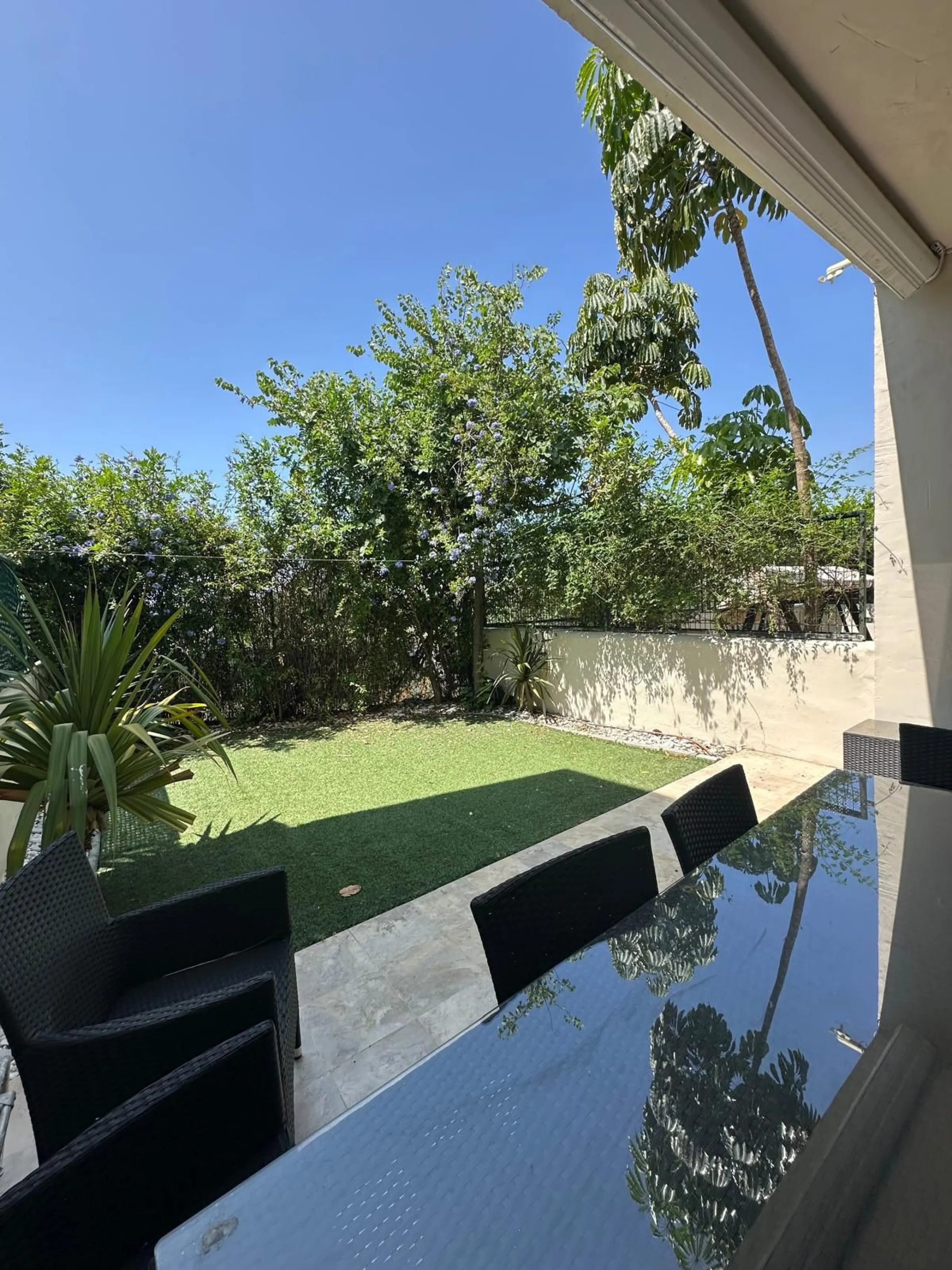 SUPERB 3 BEDROOM TOWNHOUSE - WALKING DISTANCE TO THE BEACH