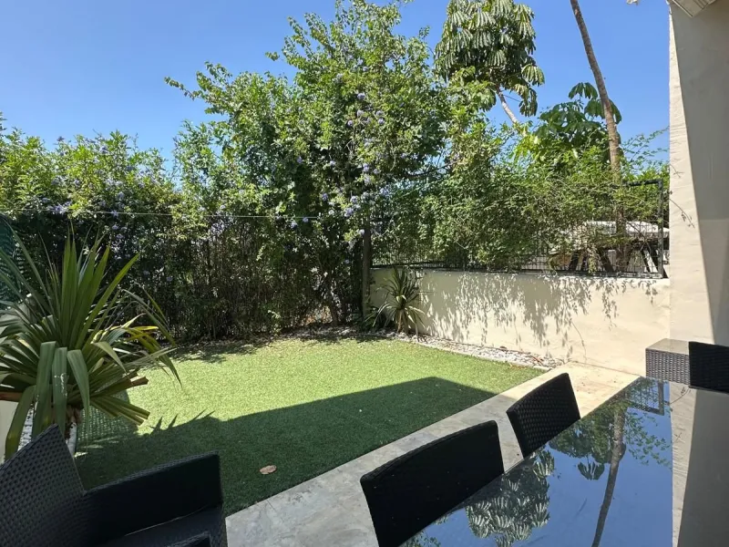 SUPERB 3 BEDROOM TOWNHOUSE - WALKING DISTANCE TO THE BEACH