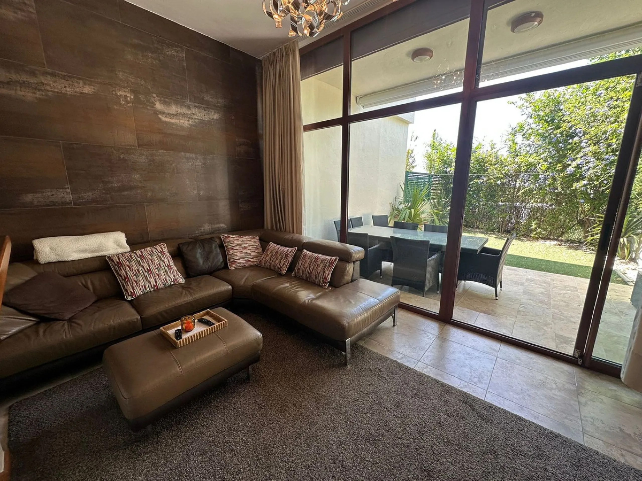 SUPERB 3 BEDROOM TOWNHOUSE - WALKING DISTANCE TO THE BEACH