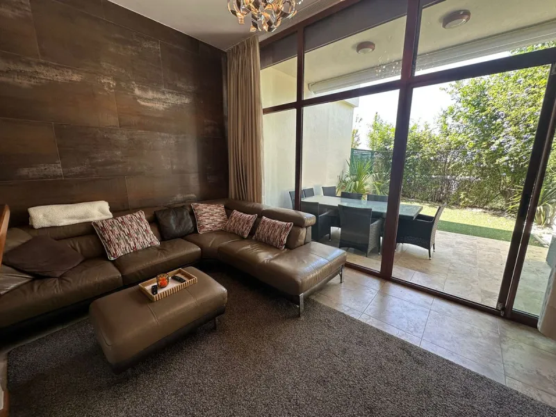 SUPERB 3 BEDROOM TOWNHOUSE - WALKING DISTANCE TO THE BEACH