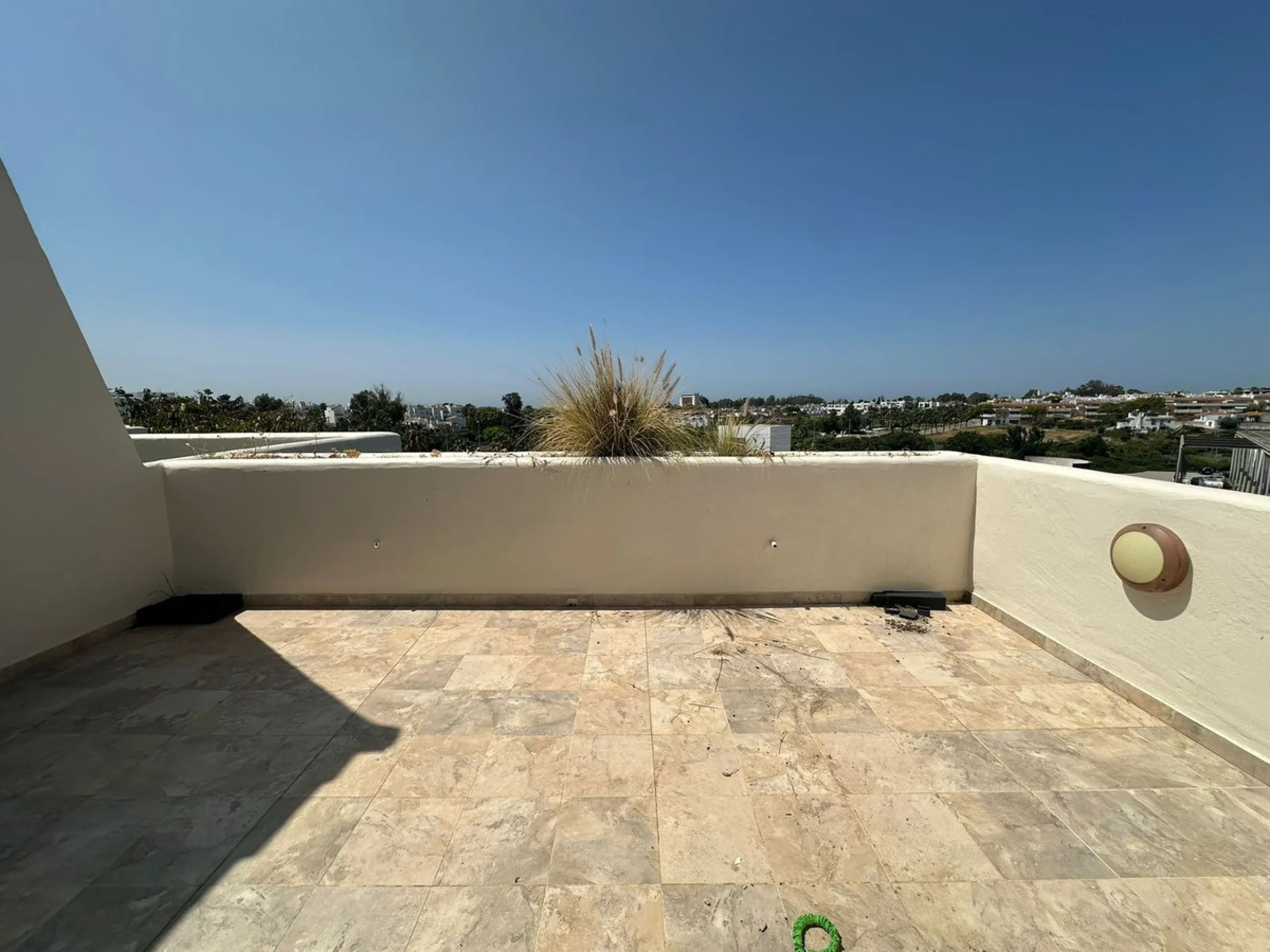 SUPERB 3 BEDROOM TOWNHOUSE - WALKING DISTANCE TO THE BEACH