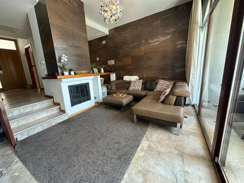 SUPERB 3 BEDROOM TOWNHOUSE - WALKING DISTANCE TO THE BEACH