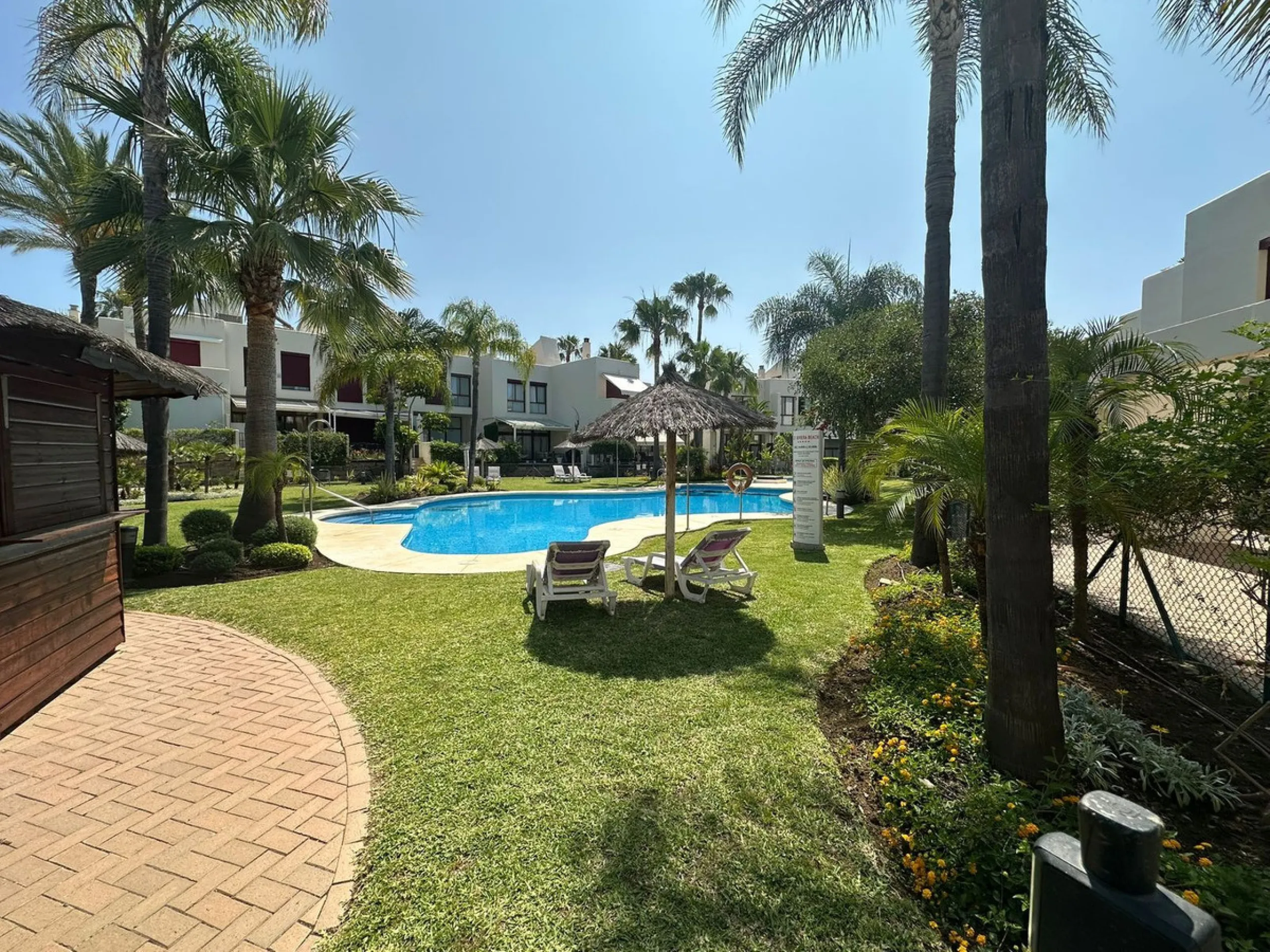 SUPERB 3 BEDROOM TOWNHOUSE - WALKING DISTANCE TO THE BEACH