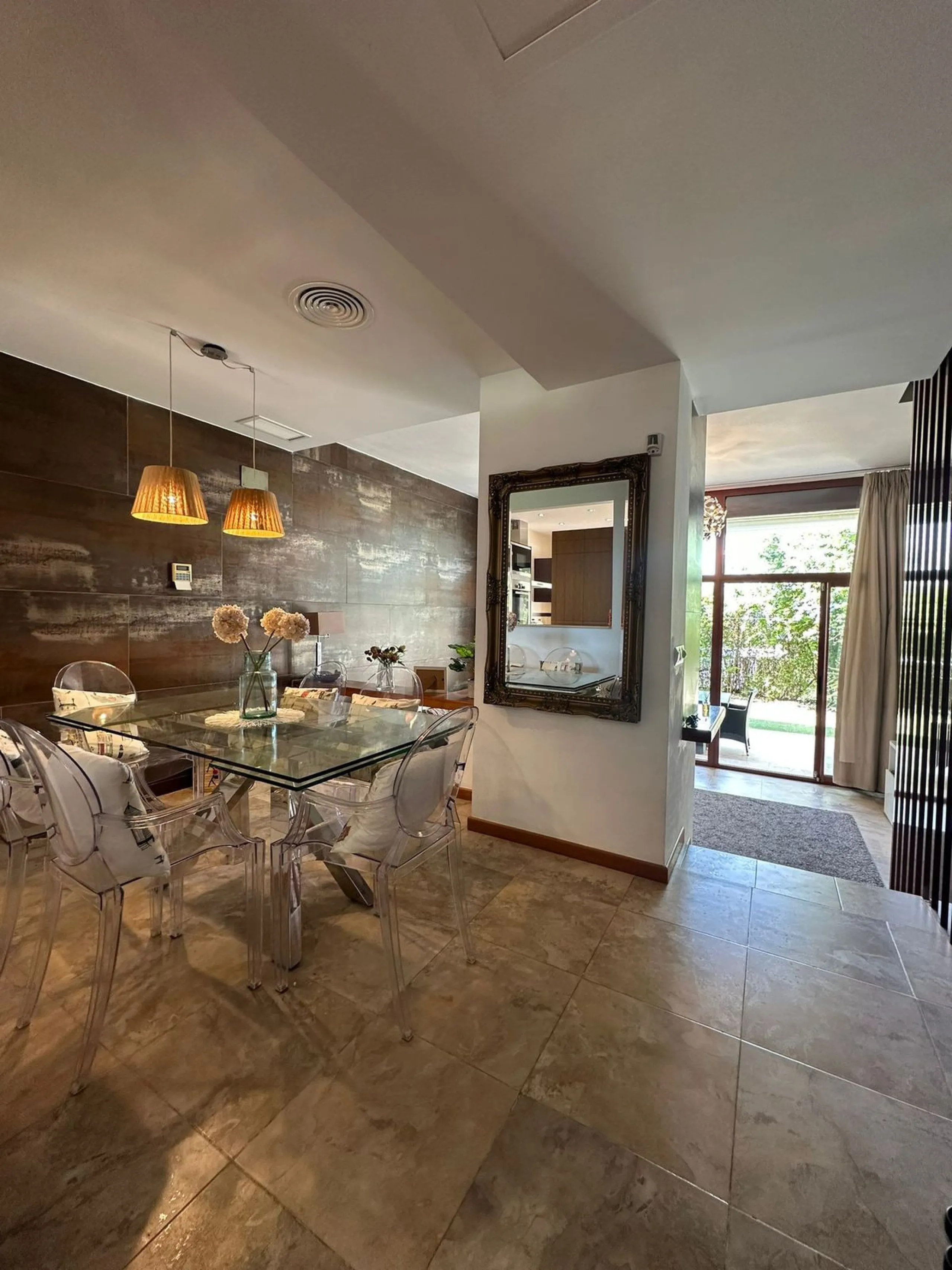 SUPERB 3 BEDROOM TOWNHOUSE - WALKING DISTANCE TO THE BEACH