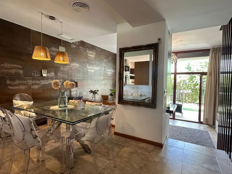 SUPERB 3 BEDROOM TOWNHOUSE - WALKING DISTANCE TO THE BEACH
