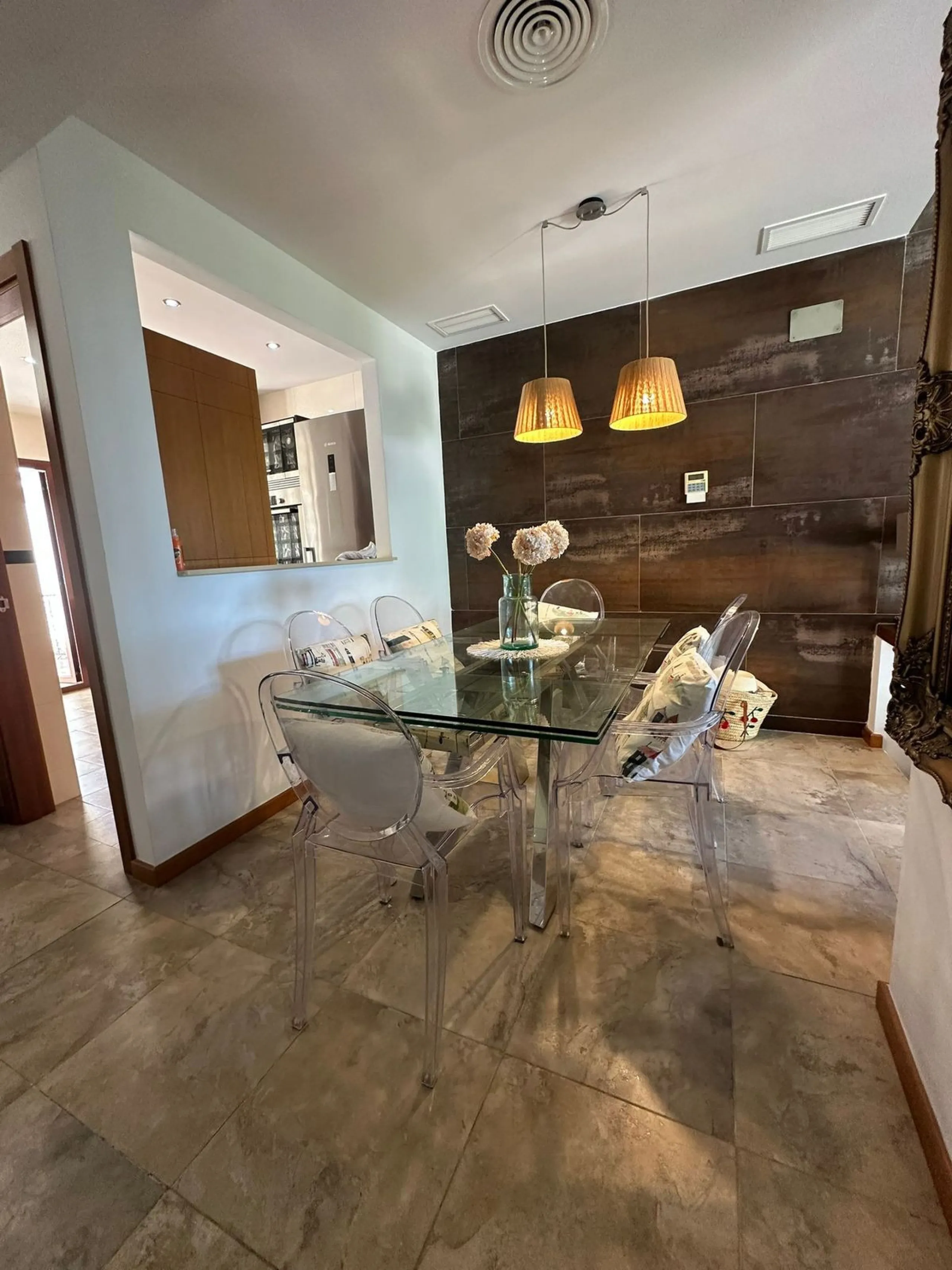SUPERB 3 BEDROOM TOWNHOUSE - WALKING DISTANCE TO THE BEACH