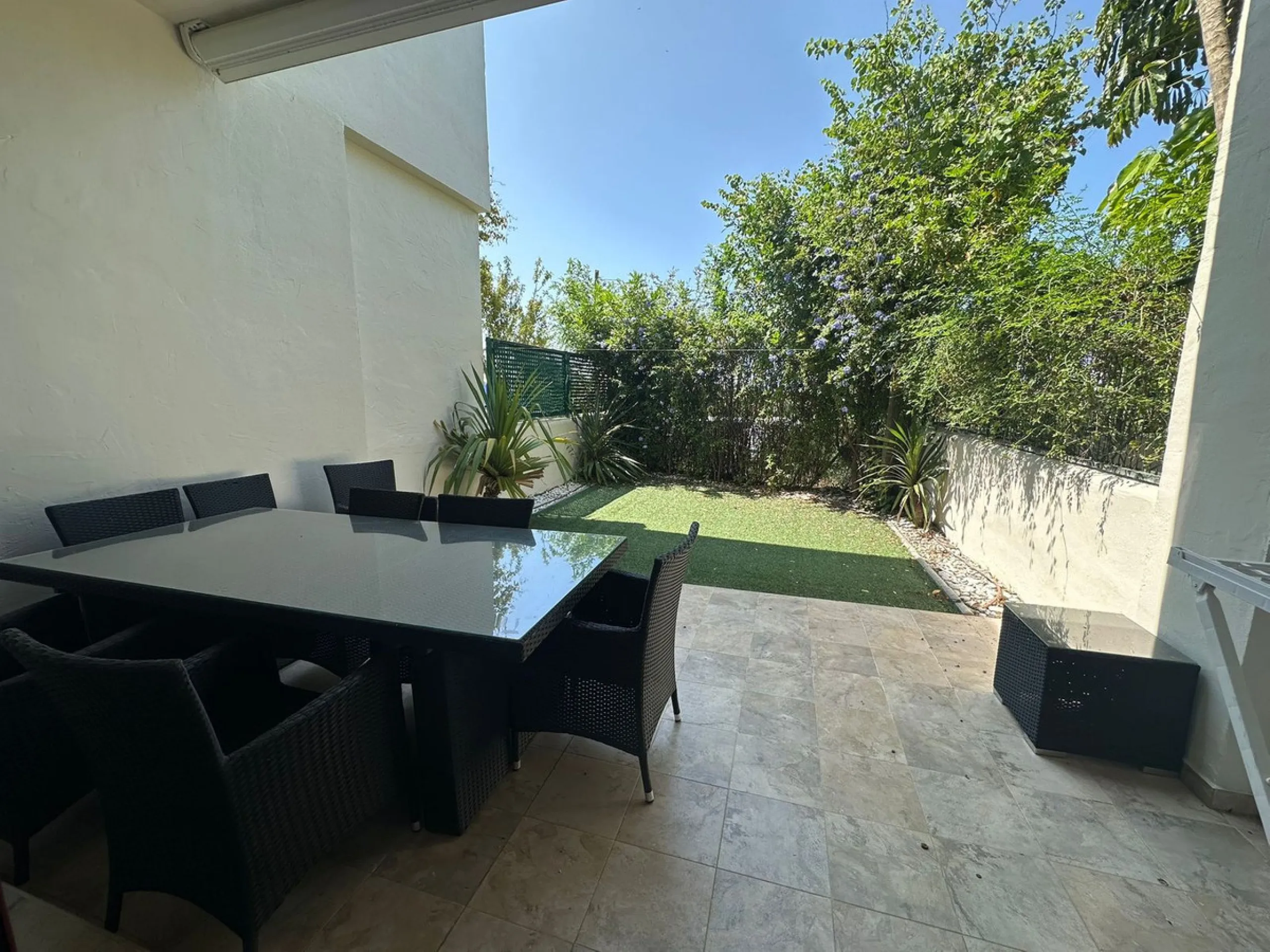 SUPERB 3 BEDROOM TOWNHOUSE - WALKING DISTANCE TO THE BEACH