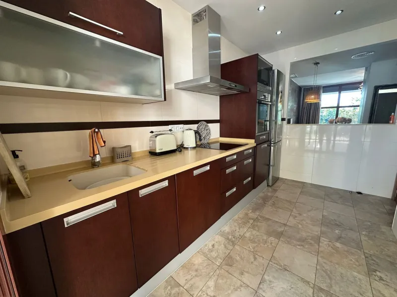 SUPERB 3 BEDROOM TOWNHOUSE - WALKING DISTANCE TO THE BEACH