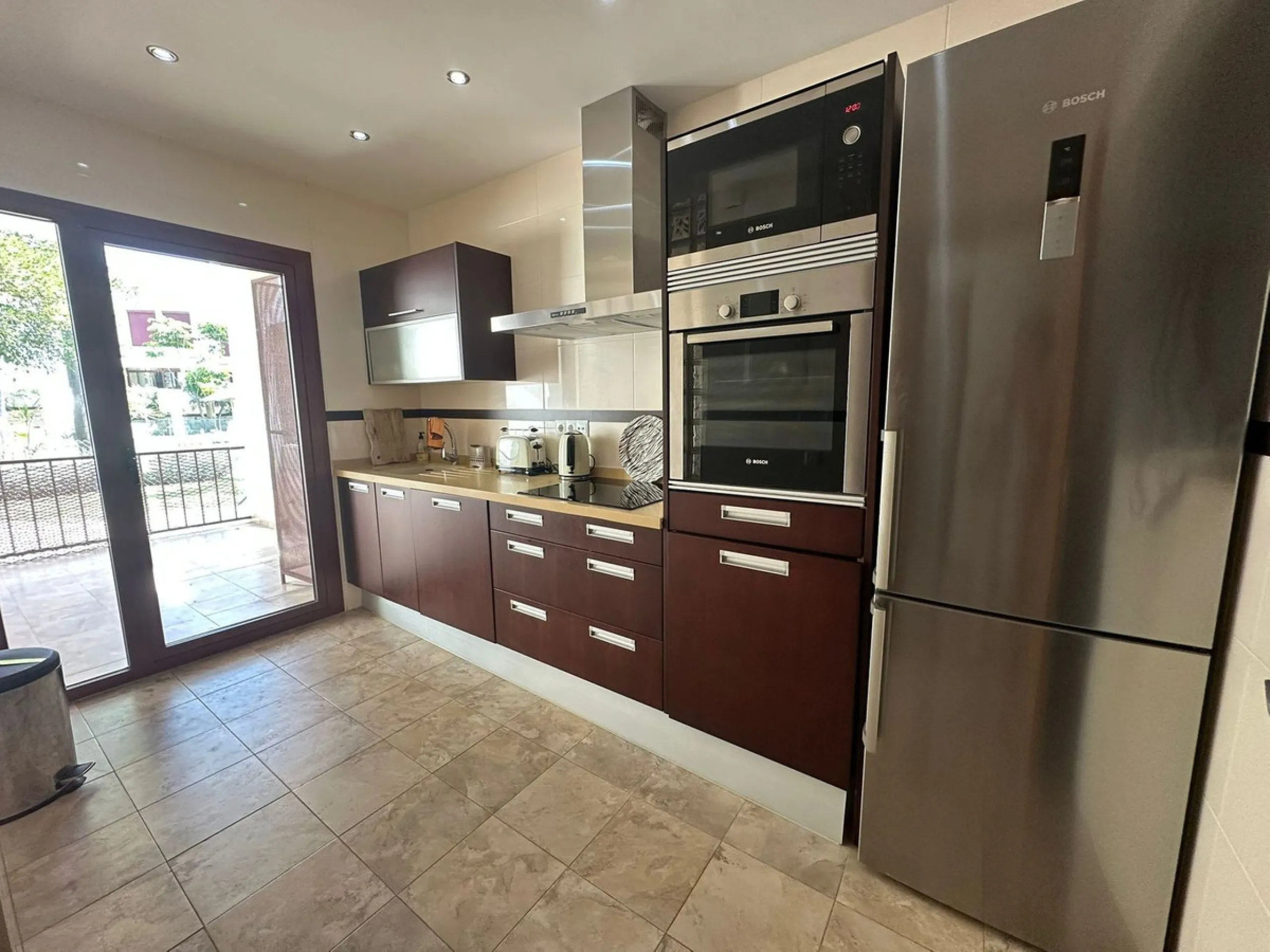 SUPERB 3 BEDROOM TOWNHOUSE - WALKING DISTANCE TO THE BEACH