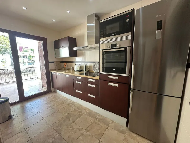 SUPERB 3 BEDROOM TOWNHOUSE - WALKING DISTANCE TO THE BEACH