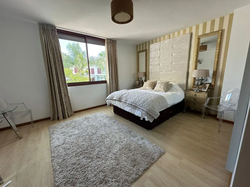 SUPERB 3 BEDROOM TOWNHOUSE - WALKING DISTANCE TO THE BEACH
