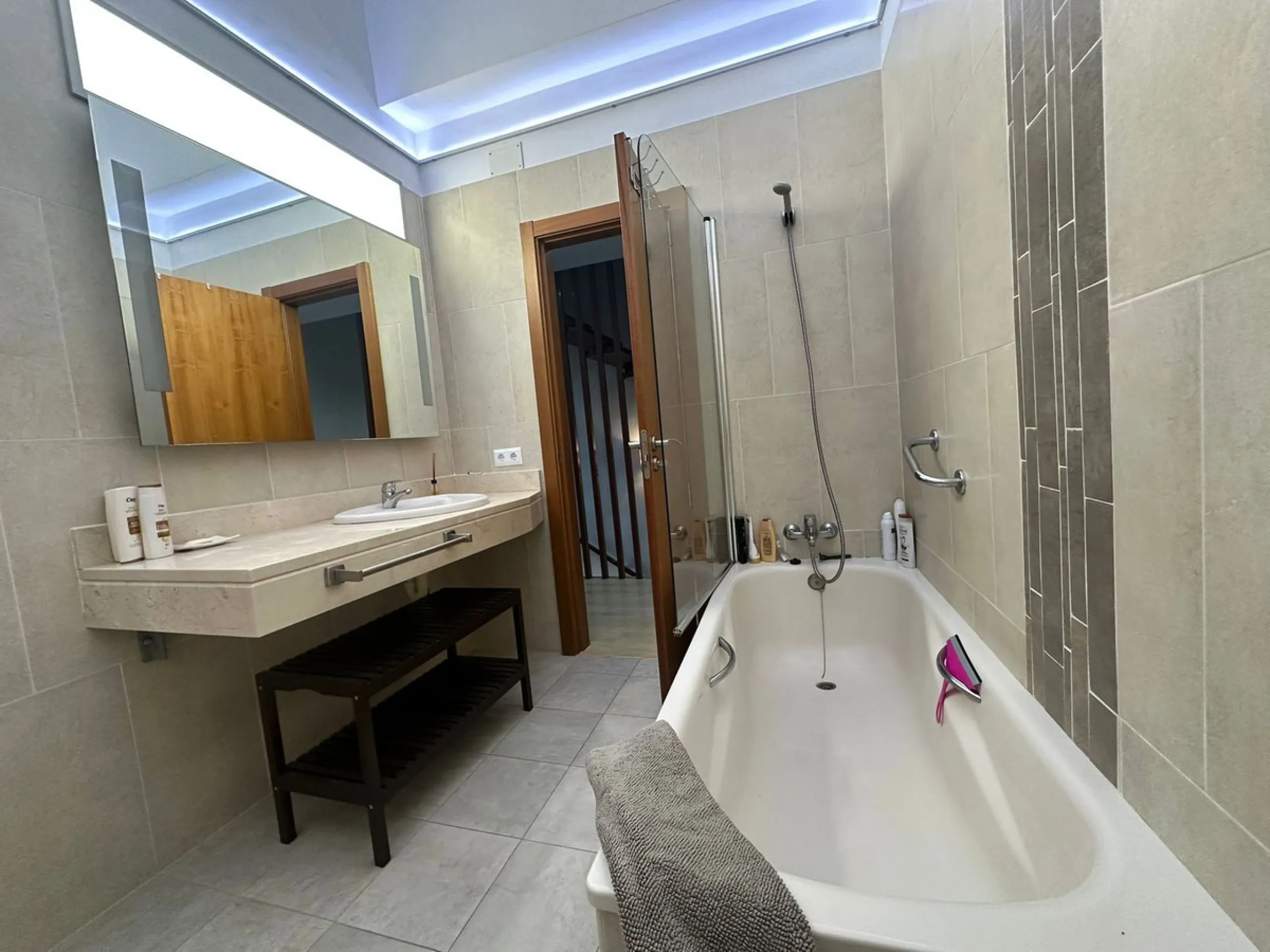 SUPERB 3 BEDROOM TOWNHOUSE - WALKING DISTANCE TO THE BEACH