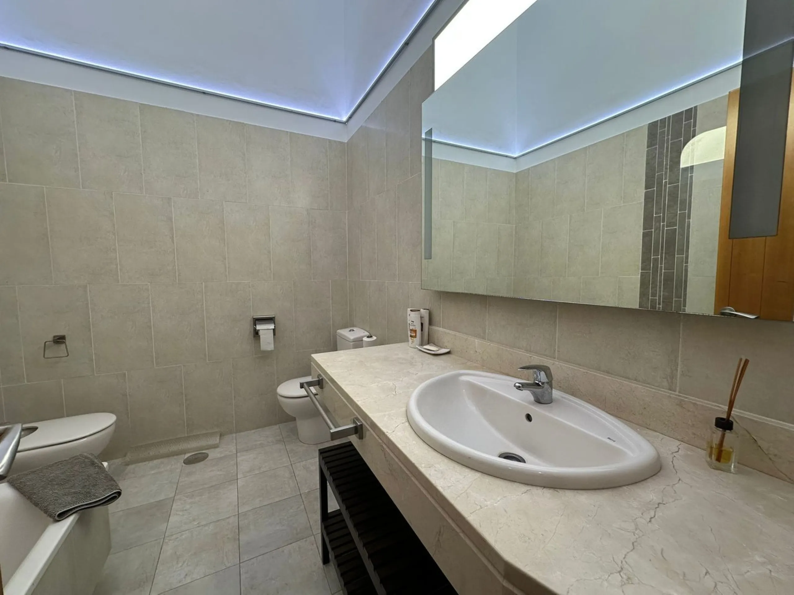 SUPERB 3 BEDROOM TOWNHOUSE - WALKING DISTANCE TO THE BEACH
