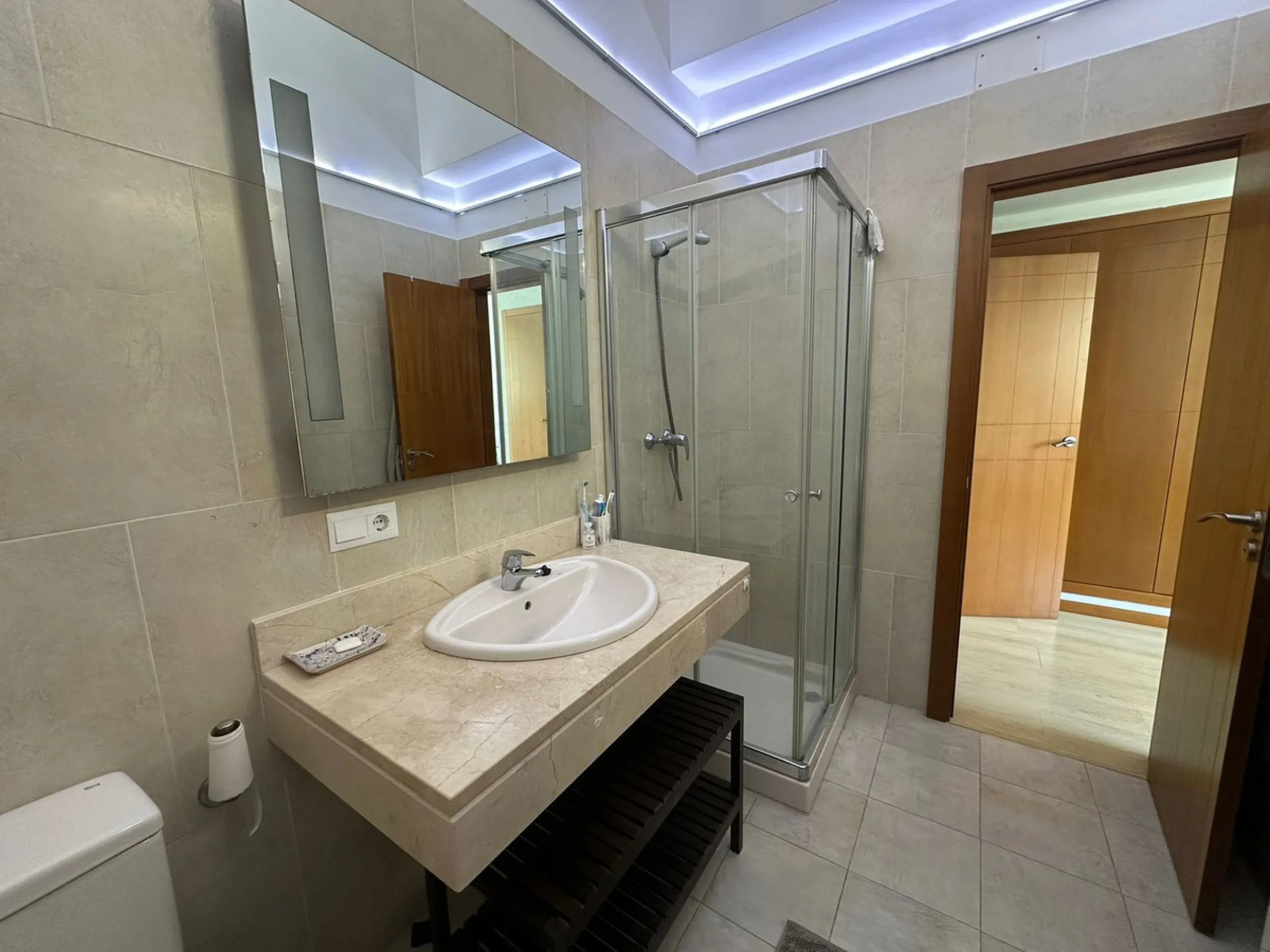 SUPERB 3 BEDROOM TOWNHOUSE - WALKING DISTANCE TO THE BEACH