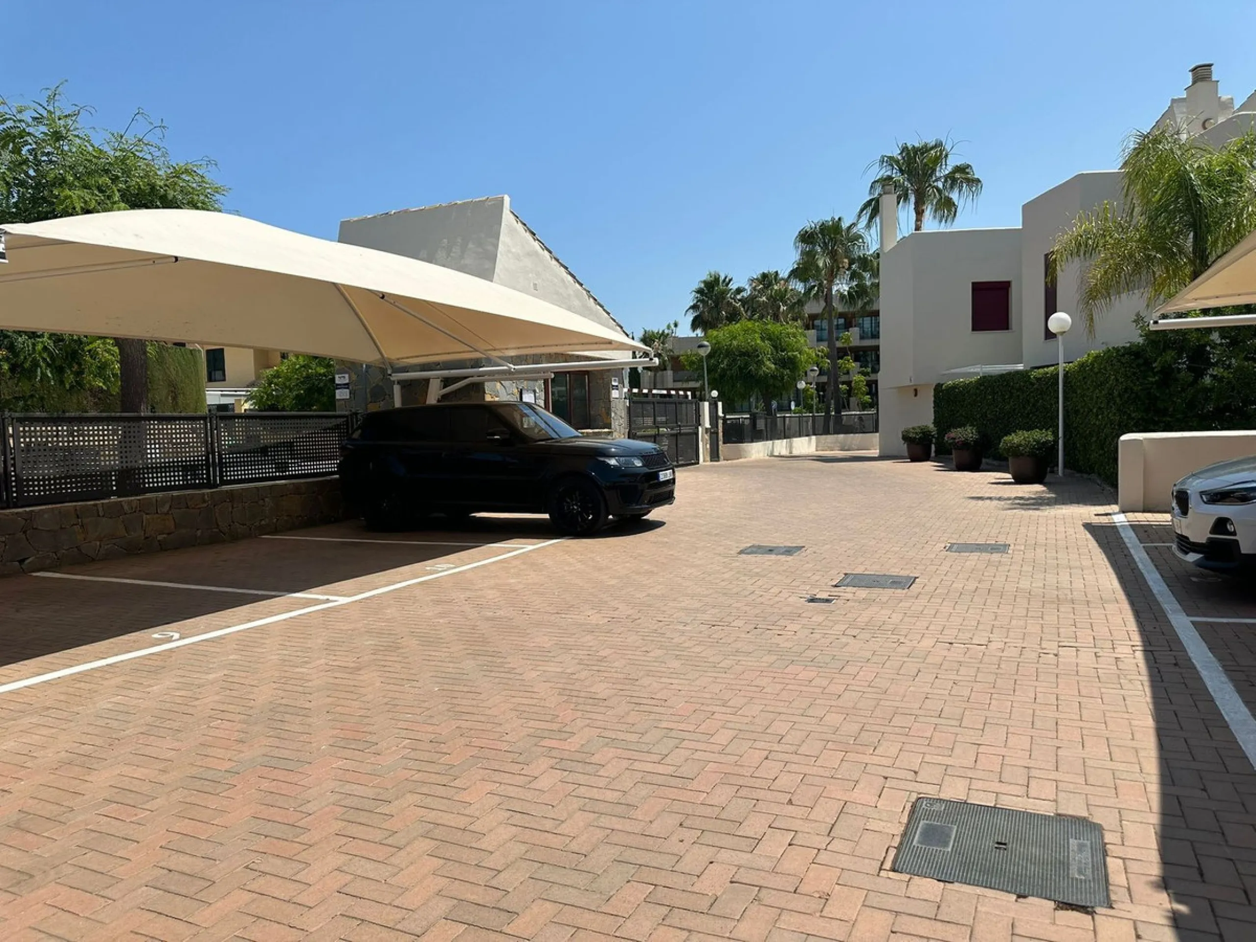 SUPERB 3 BEDROOM TOWNHOUSE - WALKING DISTANCE TO THE BEACH