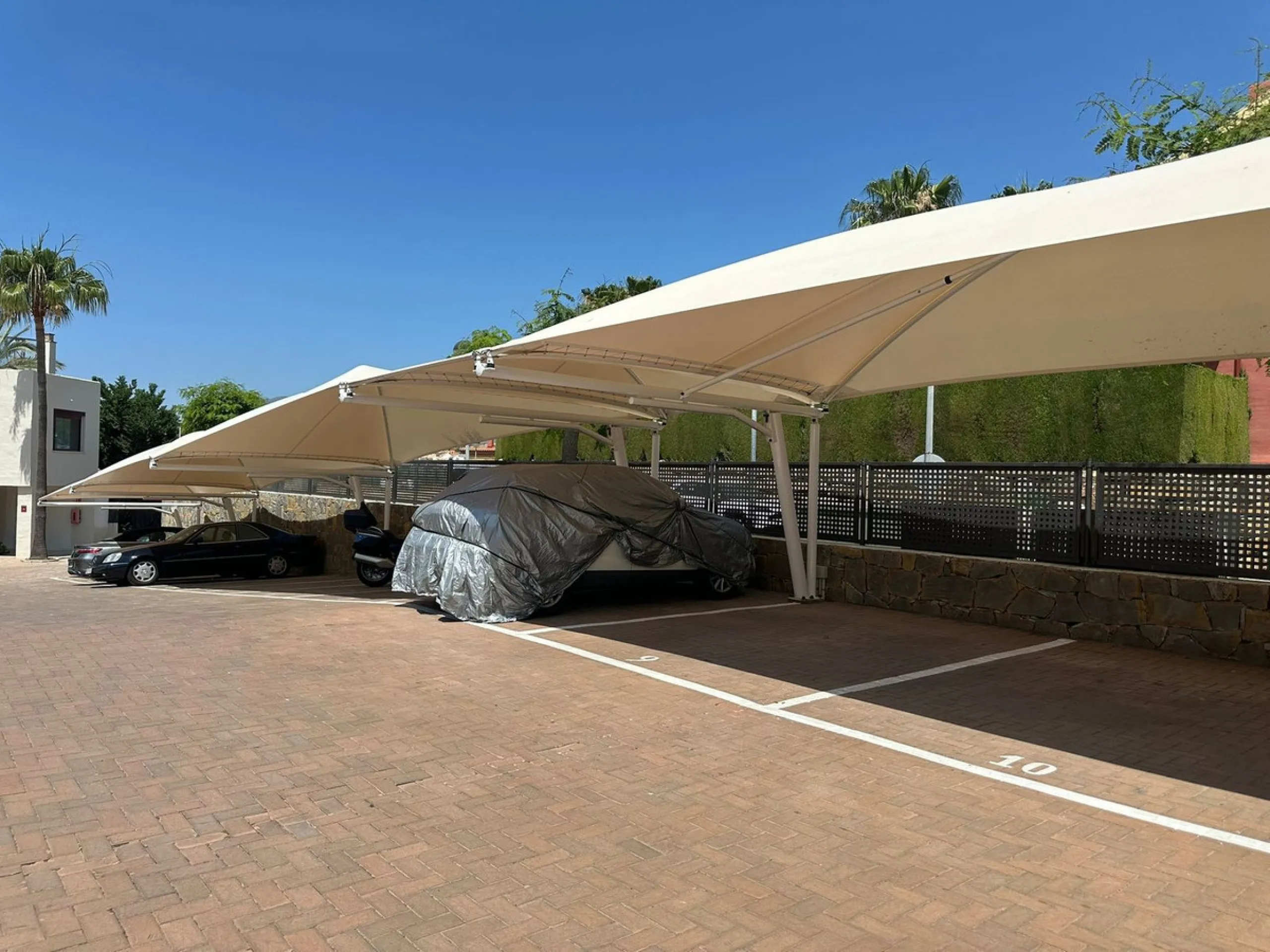 SUPERB 3 BEDROOM TOWNHOUSE - WALKING DISTANCE TO THE BEACH