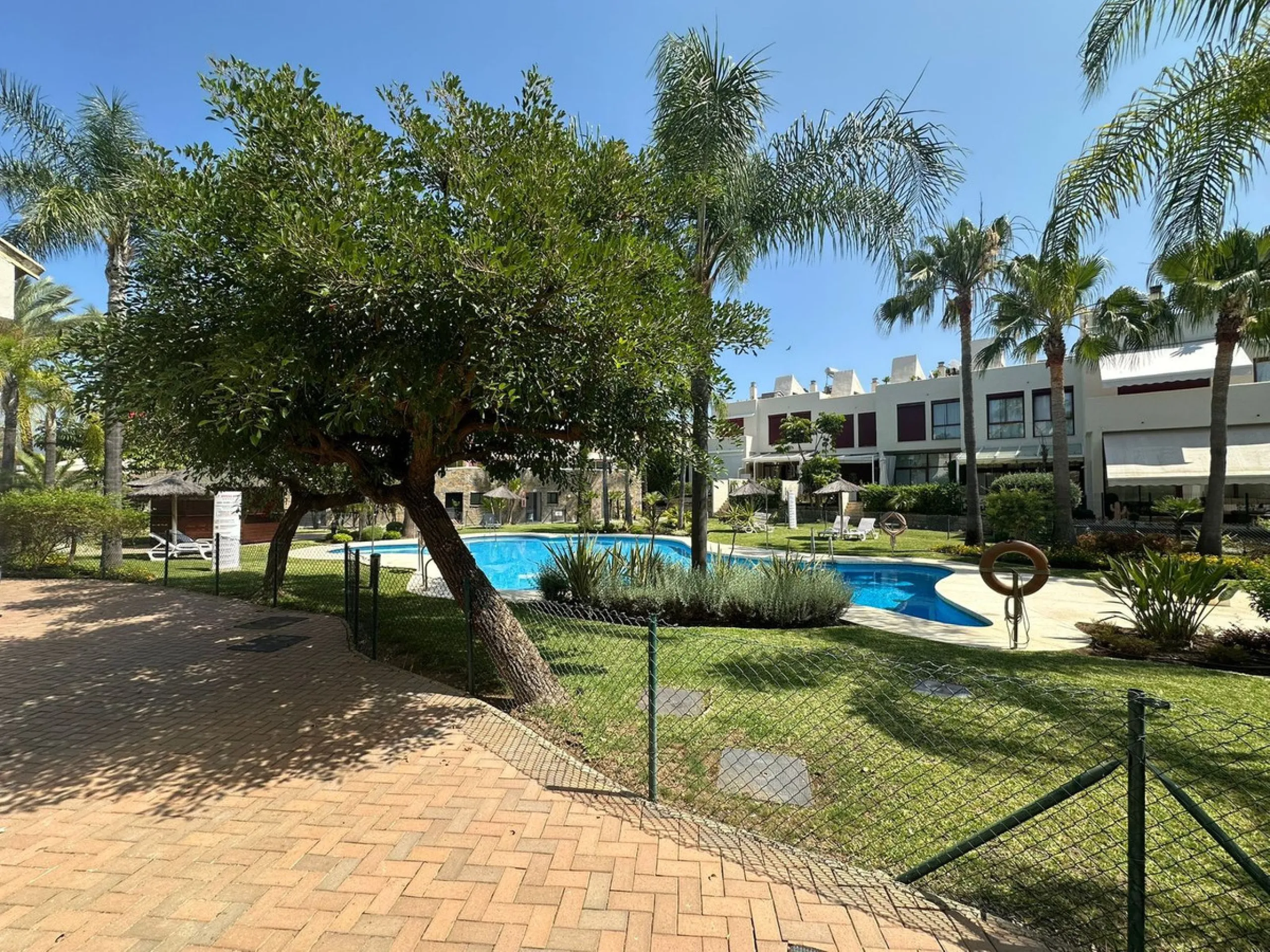 SUPERB 3 BEDROOM TOWNHOUSE - WALKING DISTANCE TO THE BEACH