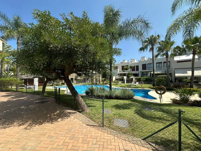 SUPERB 3 BEDROOM TOWNHOUSE - WALKING DISTANCE TO THE BEACH