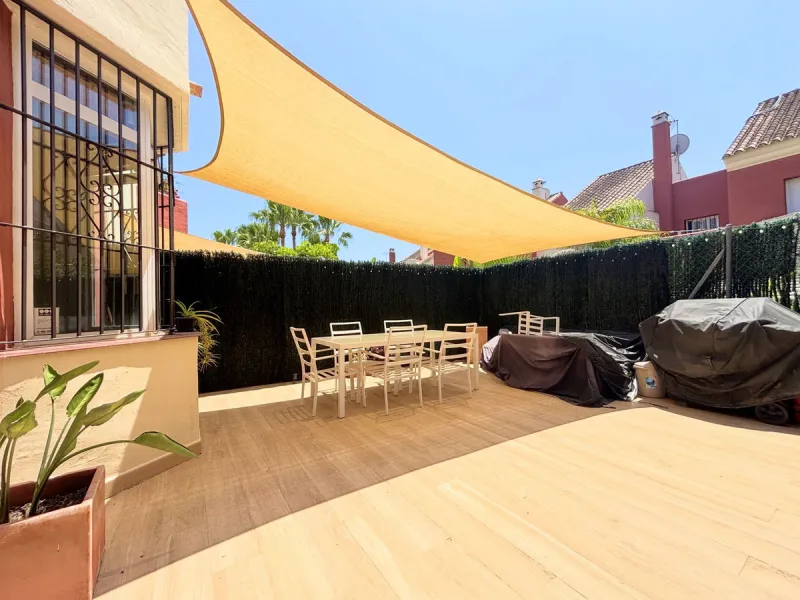 CHARMING TOWNHOUSE WITH TERRACE, PRIVATE GARAGE, AND SOUTH-FACING ORIENTATION
