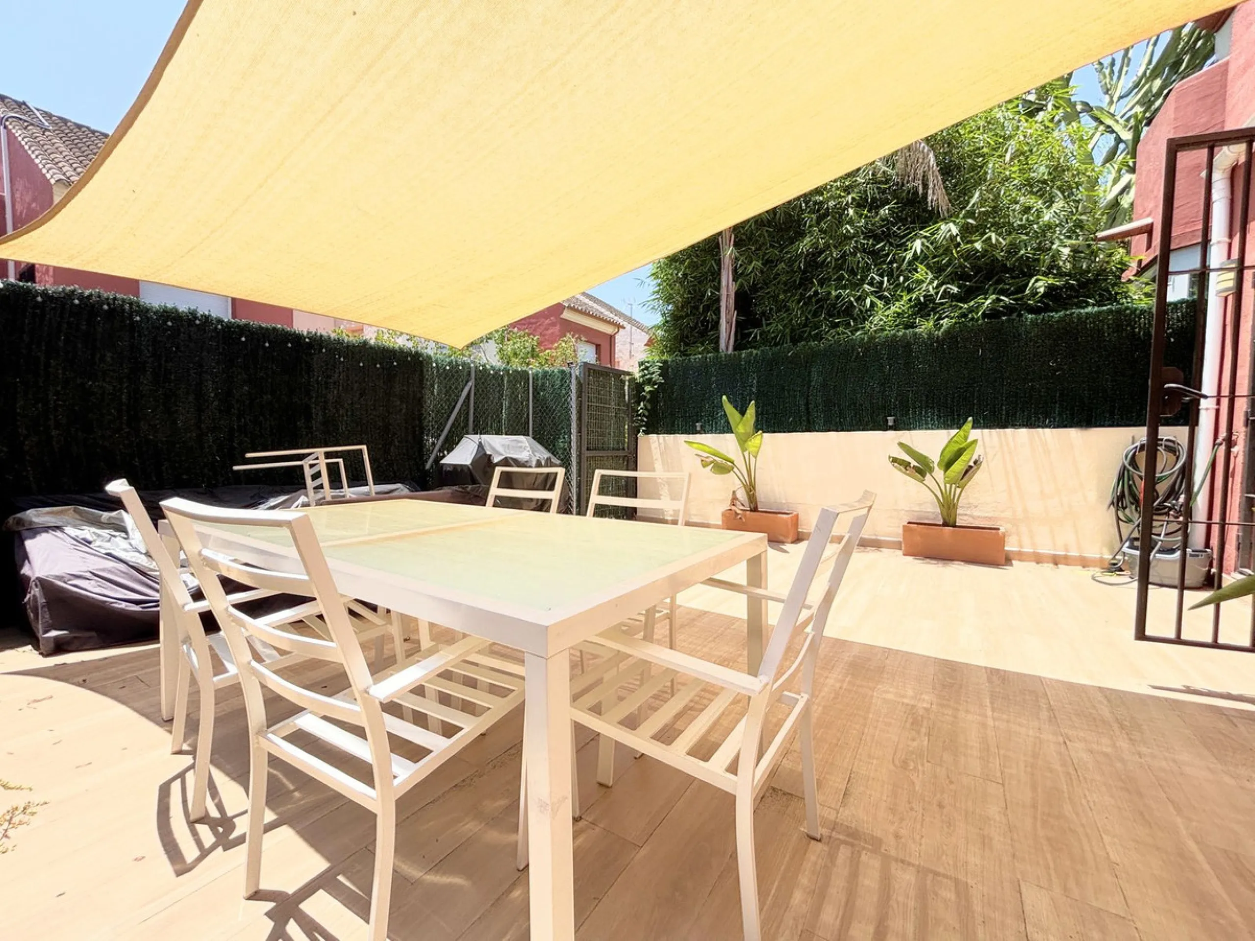 CHARMING TOWNHOUSE WITH TERRACE, PRIVATE GARAGE, AND SOUTH-FACING ORIENTATION