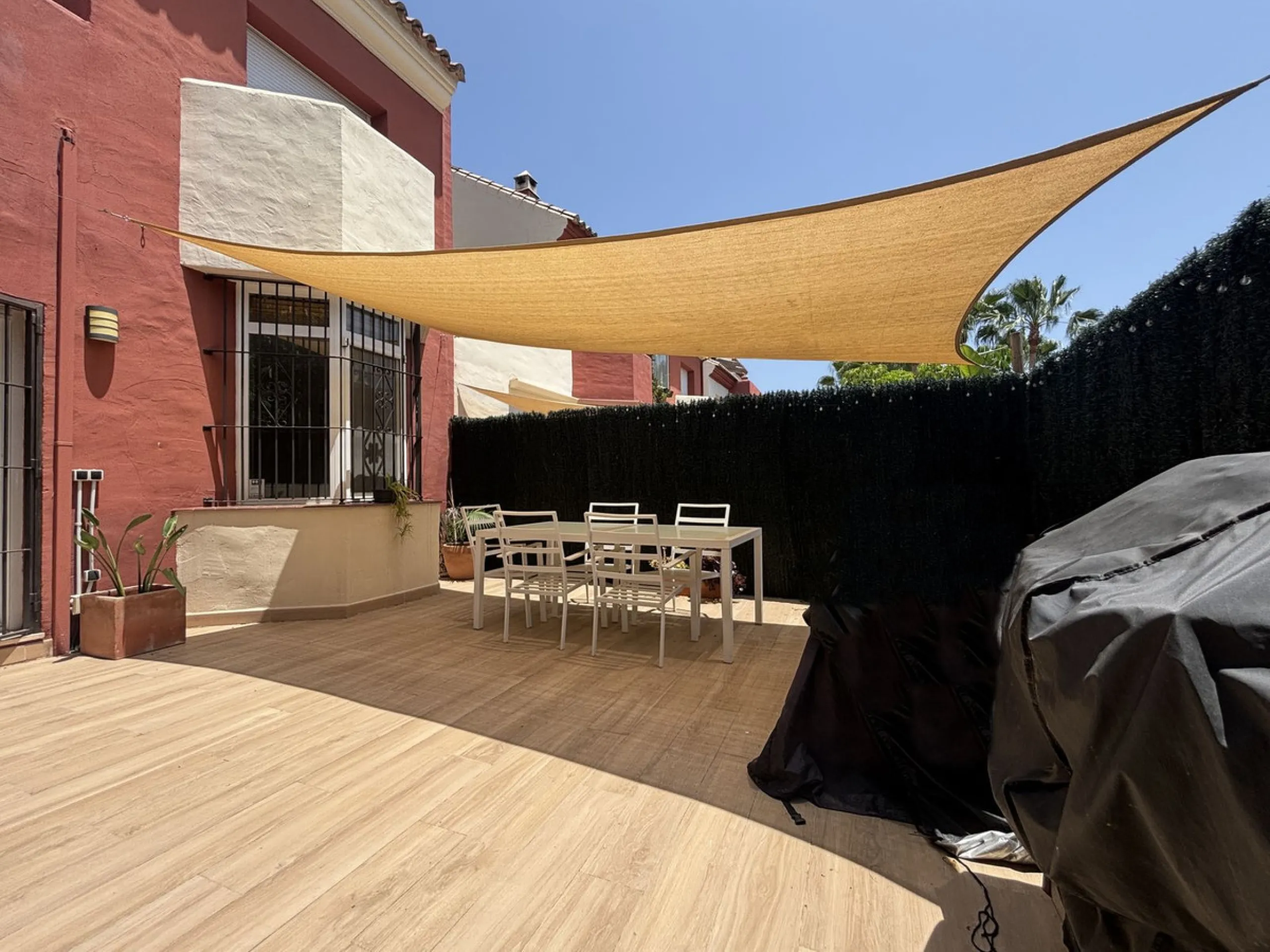 CHARMING TOWNHOUSE WITH TERRACE, PRIVATE GARAGE, AND SOUTH-FACING ORIENTATION