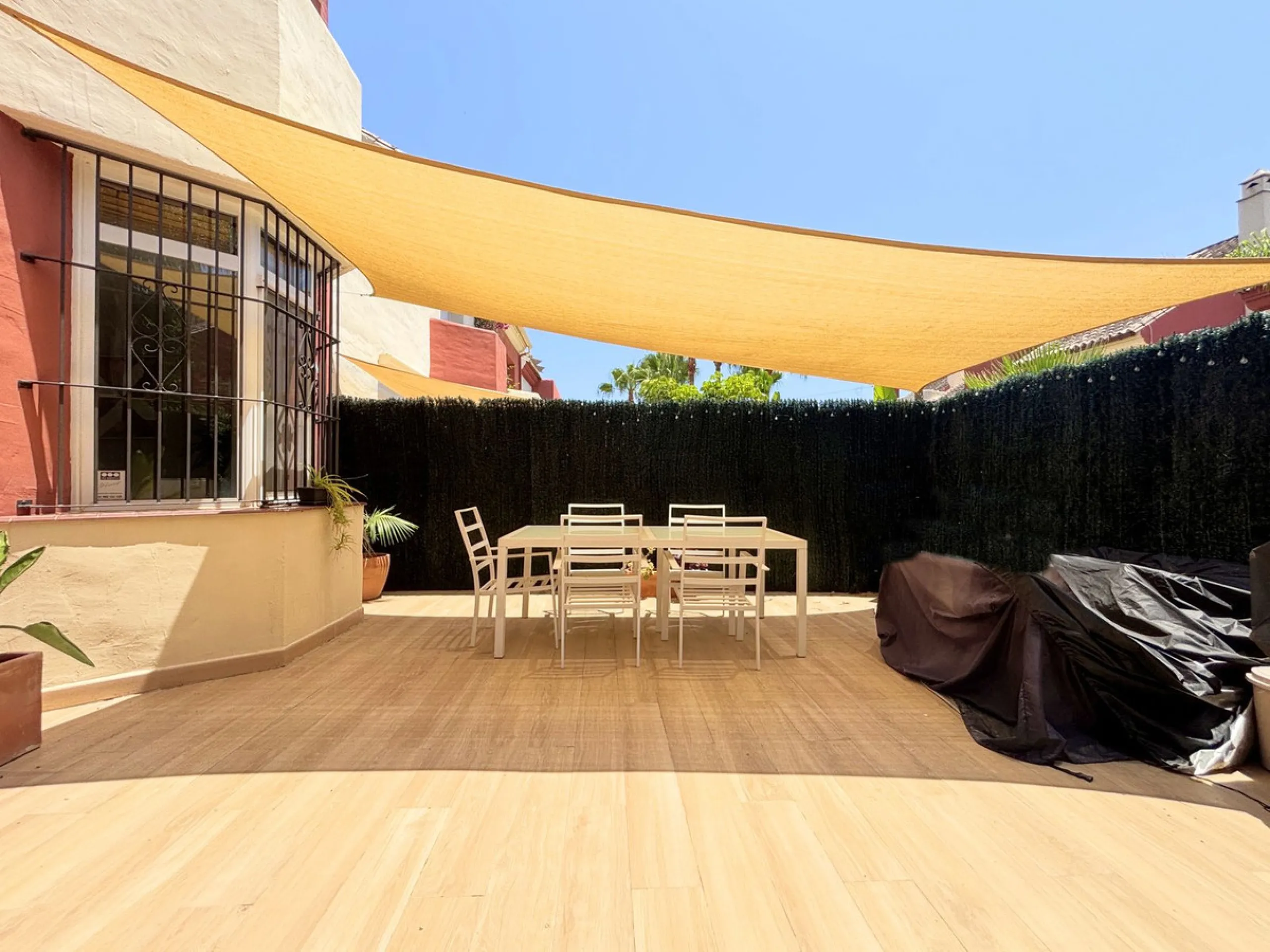 CHARMING TOWNHOUSE WITH TERRACE, PRIVATE GARAGE, AND SOUTH-FACING ORIENTATION
