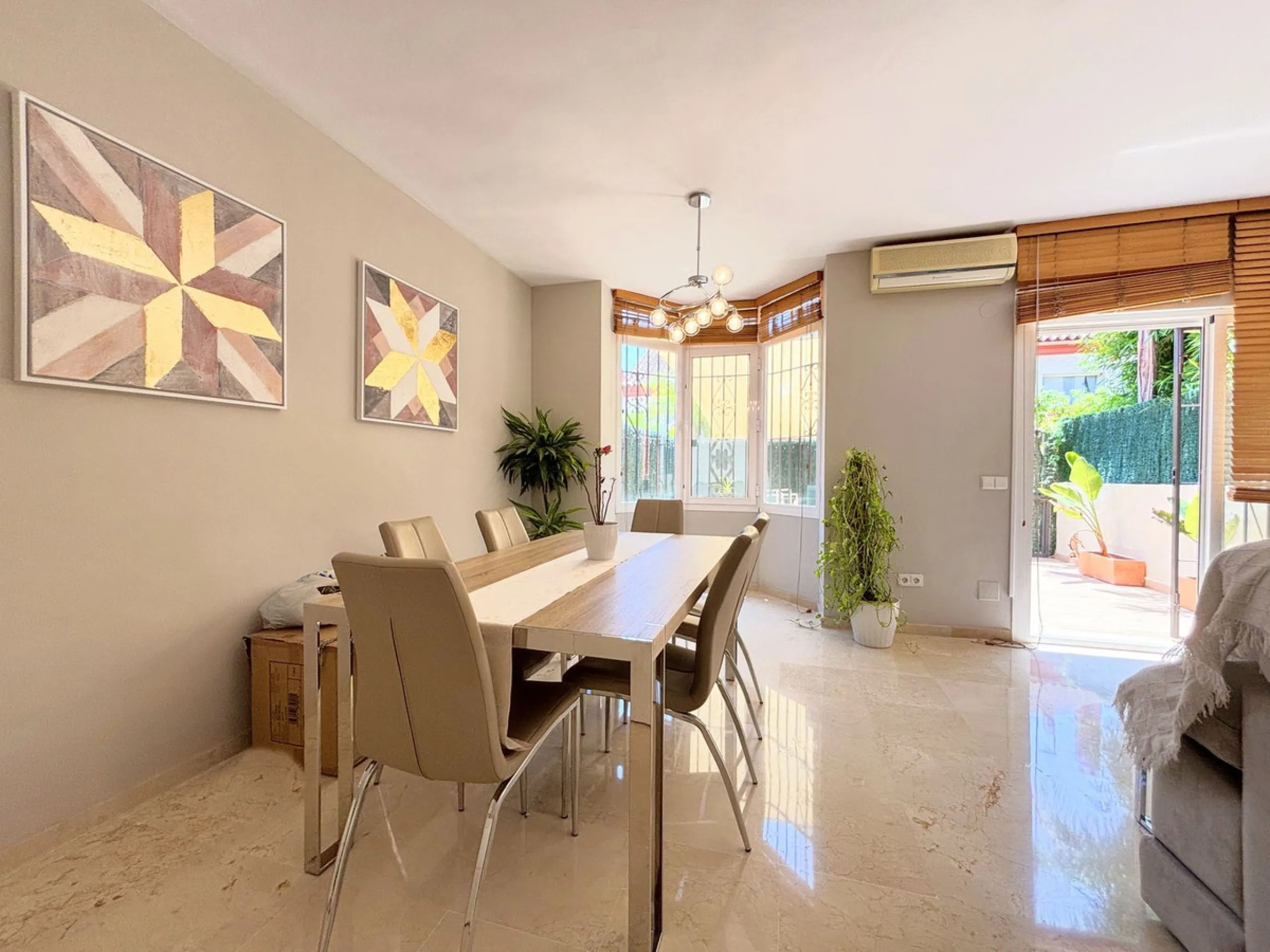 CHARMING TOWNHOUSE WITH TERRACE, PRIVATE GARAGE, AND SOUTH-FACING ORIENTATION
