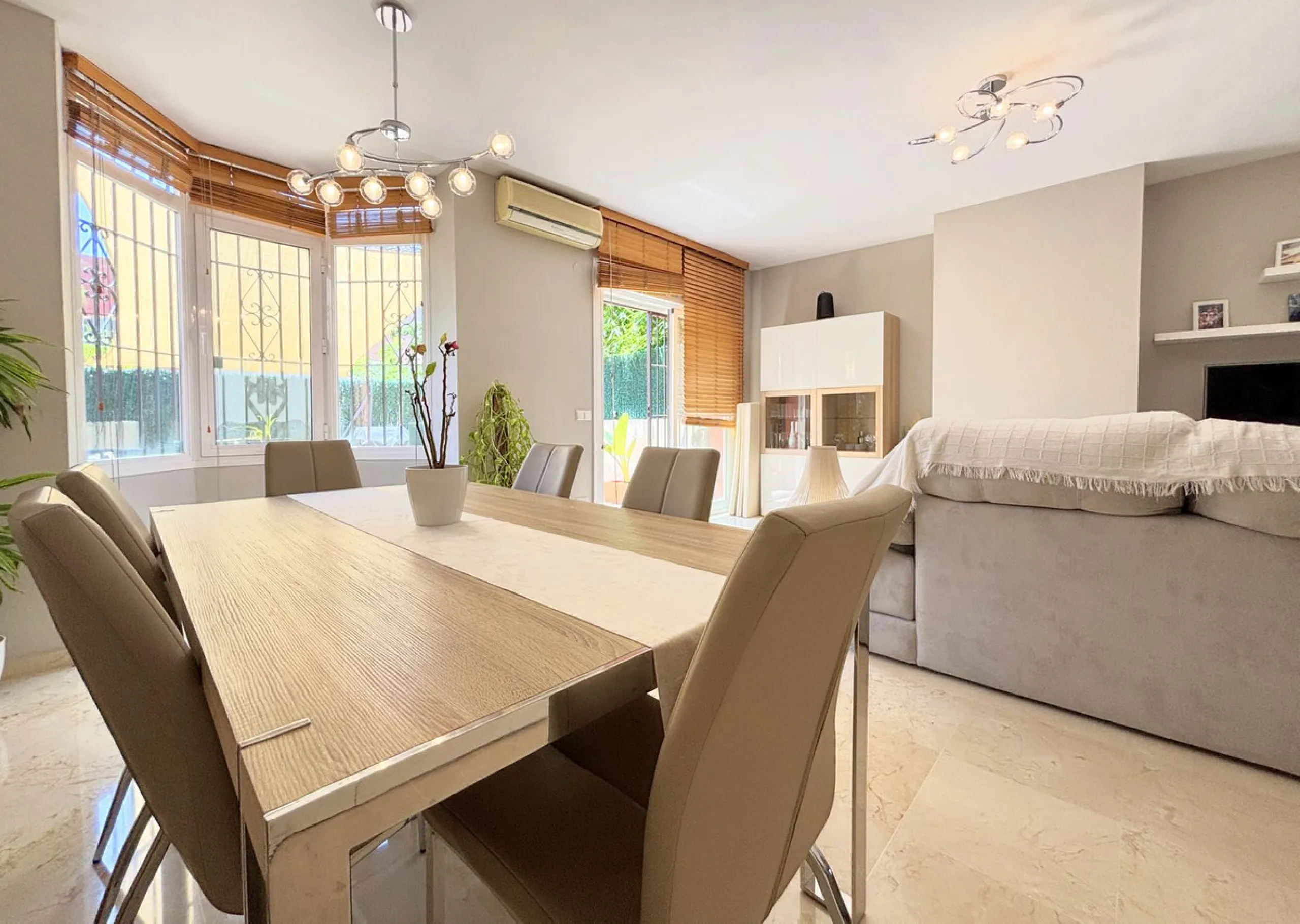 CHARMING TOWNHOUSE WITH TERRACE, PRIVATE GARAGE, AND SOUTH-FACING ORIENTATION