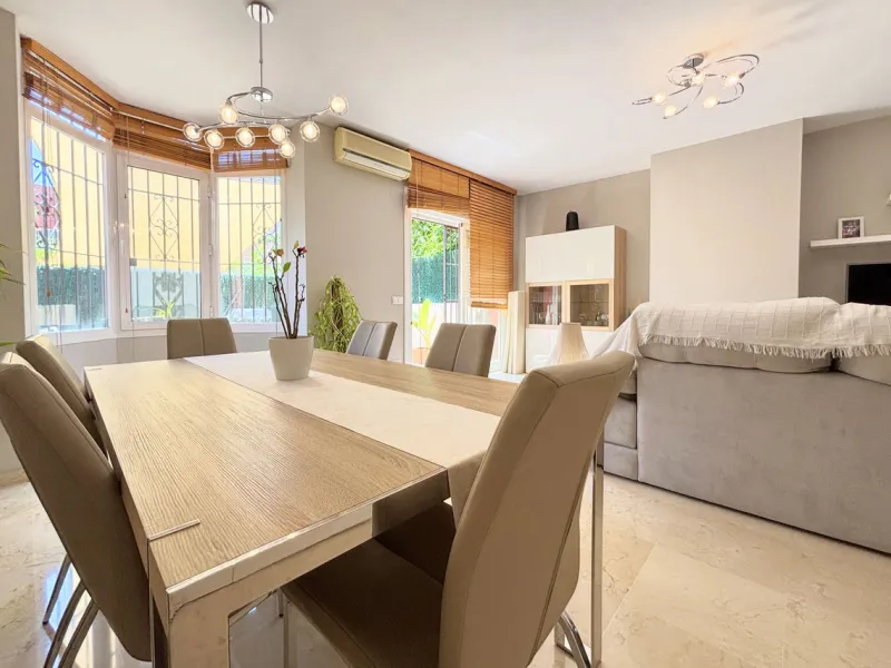 CHARMING TOWNHOUSE WITH TERRACE, PRIVATE GARAGE, AND SOUTH-FACING ORIENTATION