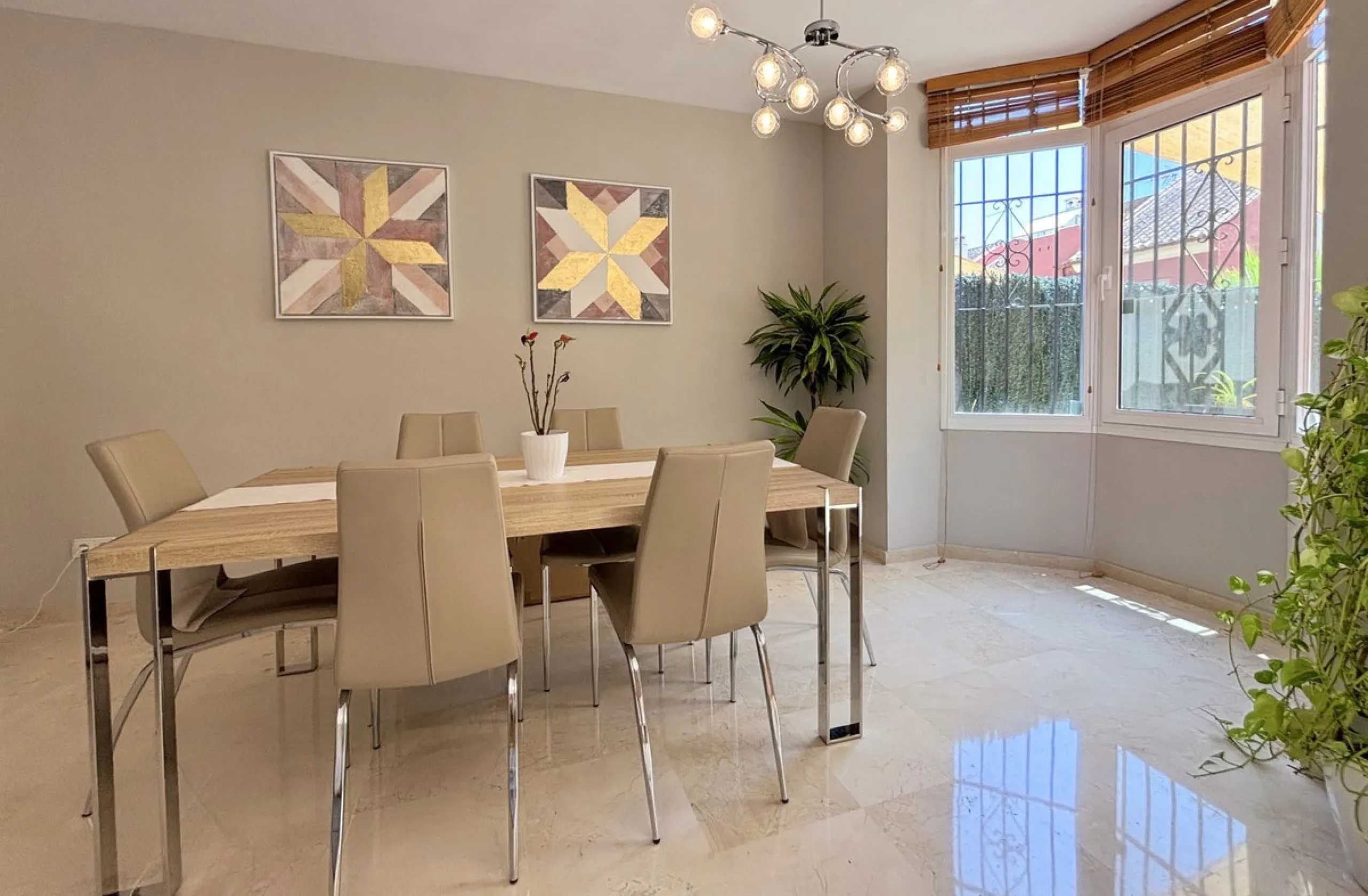 CHARMING TOWNHOUSE WITH TERRACE, PRIVATE GARAGE, AND SOUTH-FACING ORIENTATION