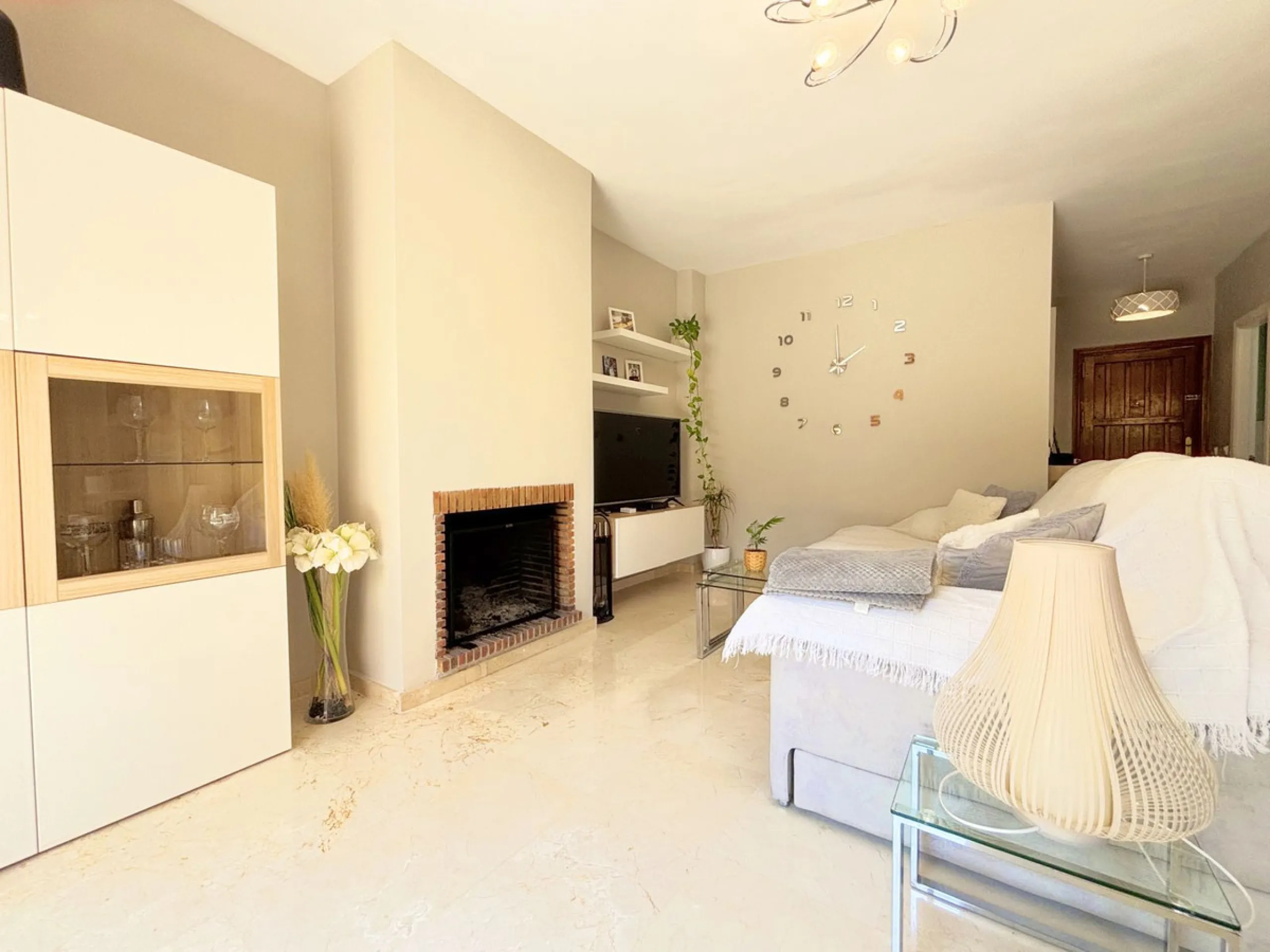 CHARMING TOWNHOUSE WITH TERRACE, PRIVATE GARAGE, AND SOUTH-FACING ORIENTATION