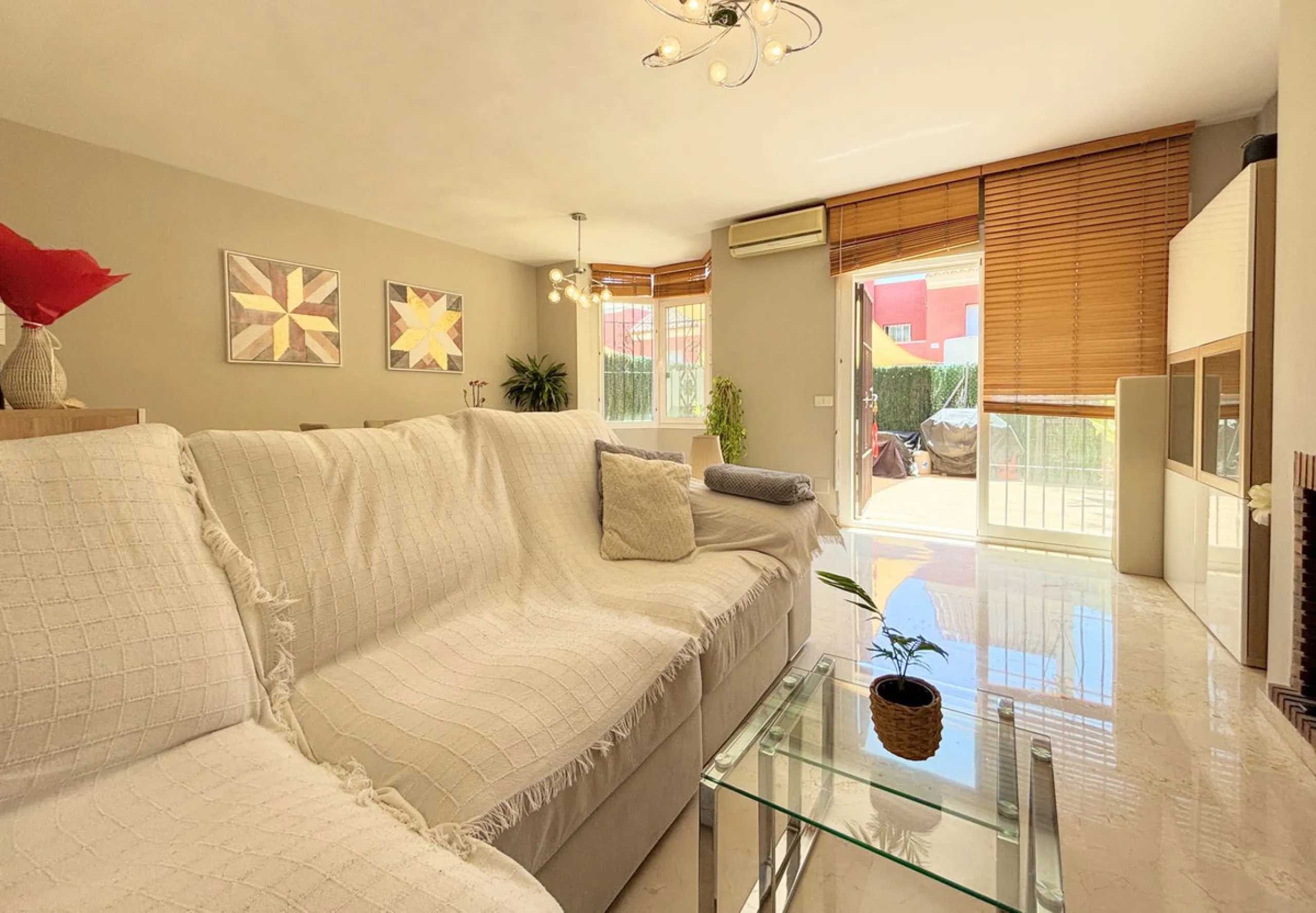 CHARMING TOWNHOUSE WITH TERRACE, PRIVATE GARAGE, AND SOUTH-FACING ORIENTATION