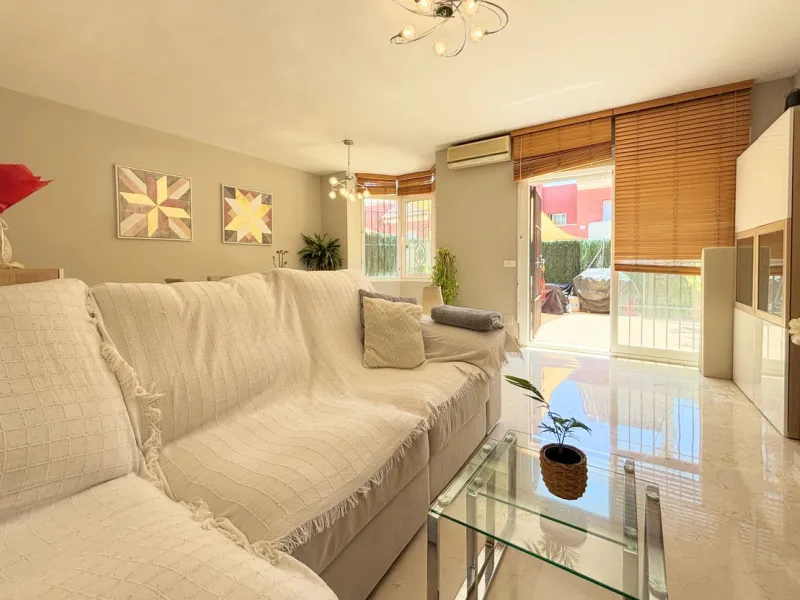 CHARMING TOWNHOUSE WITH TERRACE, PRIVATE GARAGE, AND SOUTH-FACING ORIENTATION