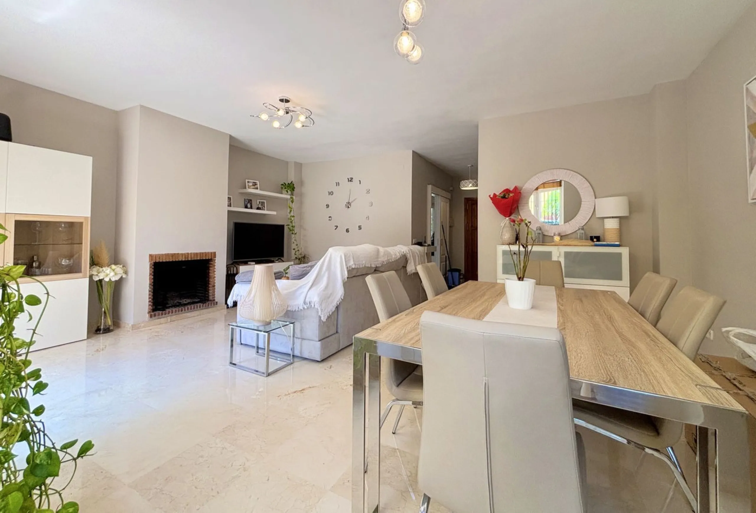CHARMING TOWNHOUSE WITH TERRACE, PRIVATE GARAGE, AND SOUTH-FACING ORIENTATION