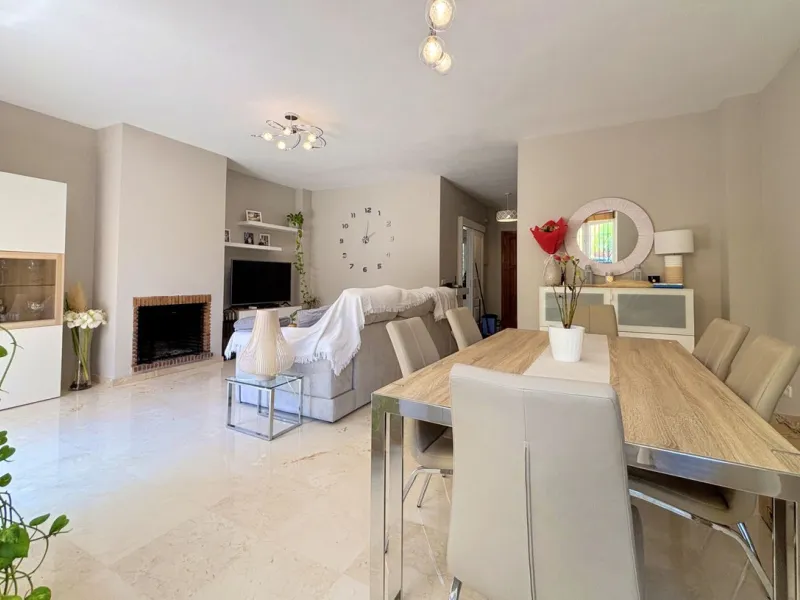 CHARMING TOWNHOUSE WITH TERRACE, PRIVATE GARAGE, AND SOUTH-FACING ORIENTATION