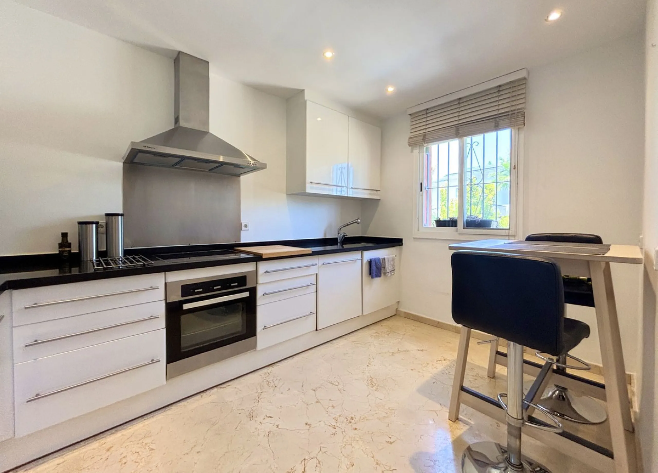 CHARMING TOWNHOUSE WITH TERRACE, PRIVATE GARAGE, AND SOUTH-FACING ORIENTATION