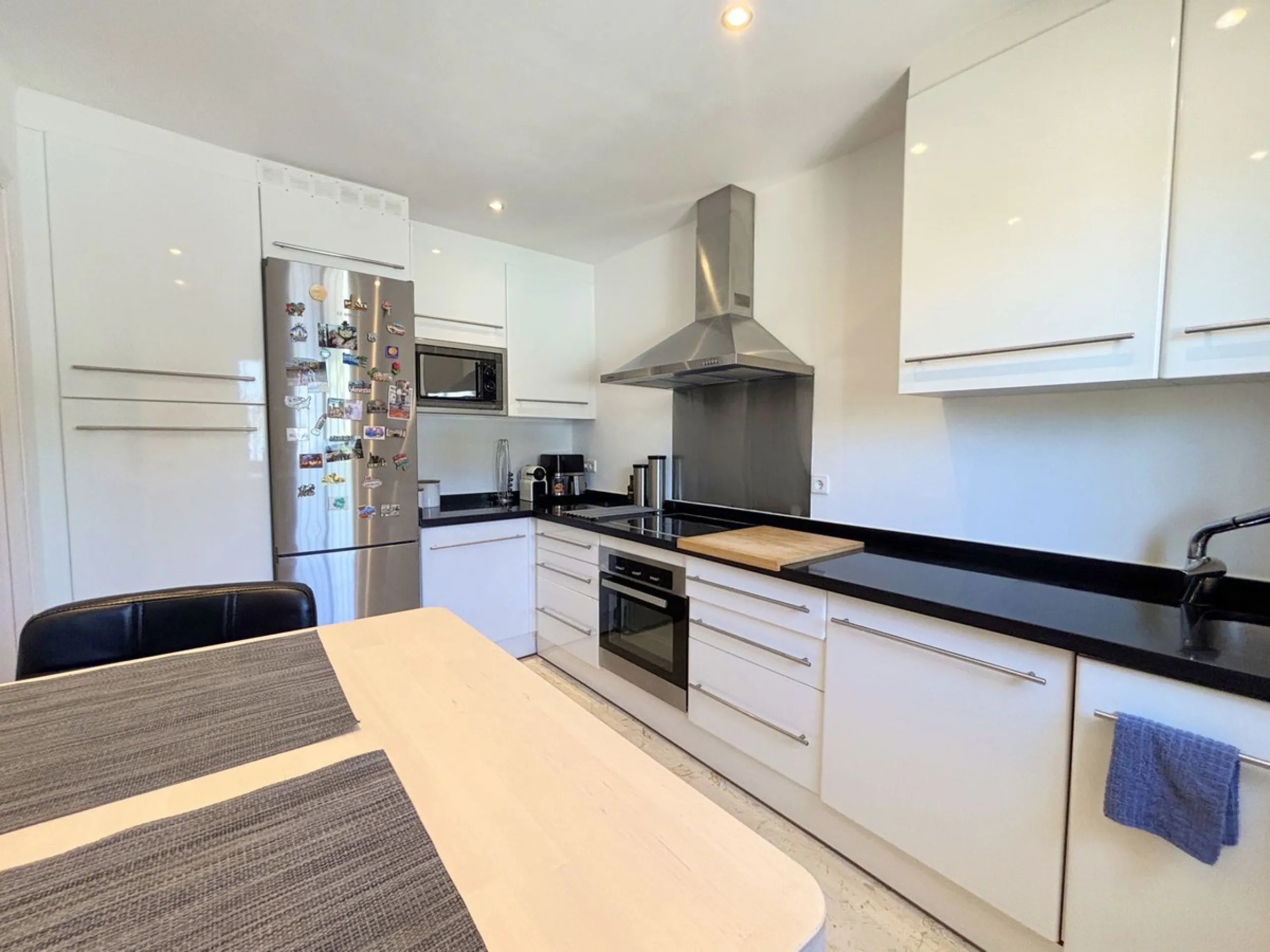 CHARMING TOWNHOUSE WITH TERRACE, PRIVATE GARAGE, AND SOUTH-FACING ORIENTATION