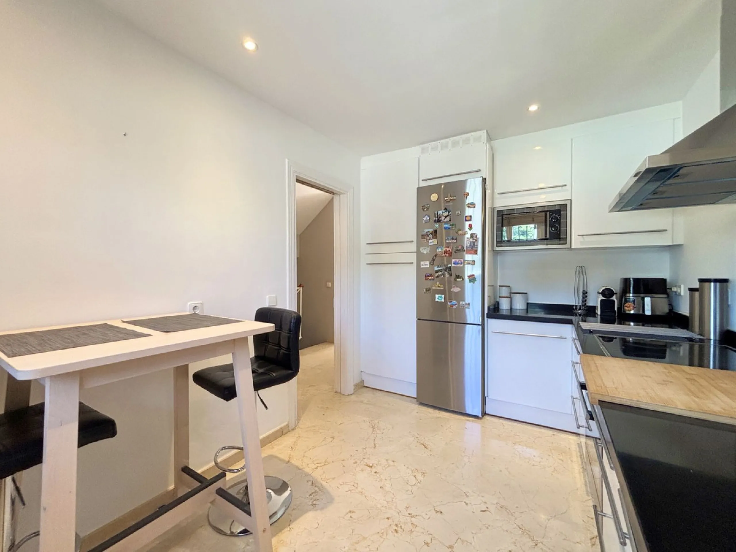 CHARMING TOWNHOUSE WITH TERRACE, PRIVATE GARAGE, AND SOUTH-FACING ORIENTATION