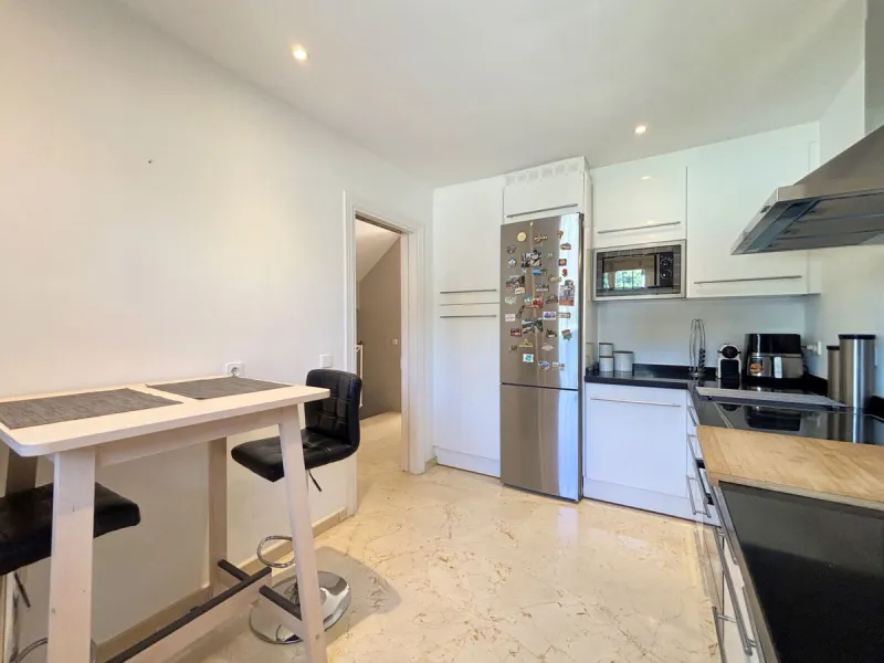 CHARMING TOWNHOUSE WITH TERRACE, PRIVATE GARAGE, AND SOUTH-FACING ORIENTATION